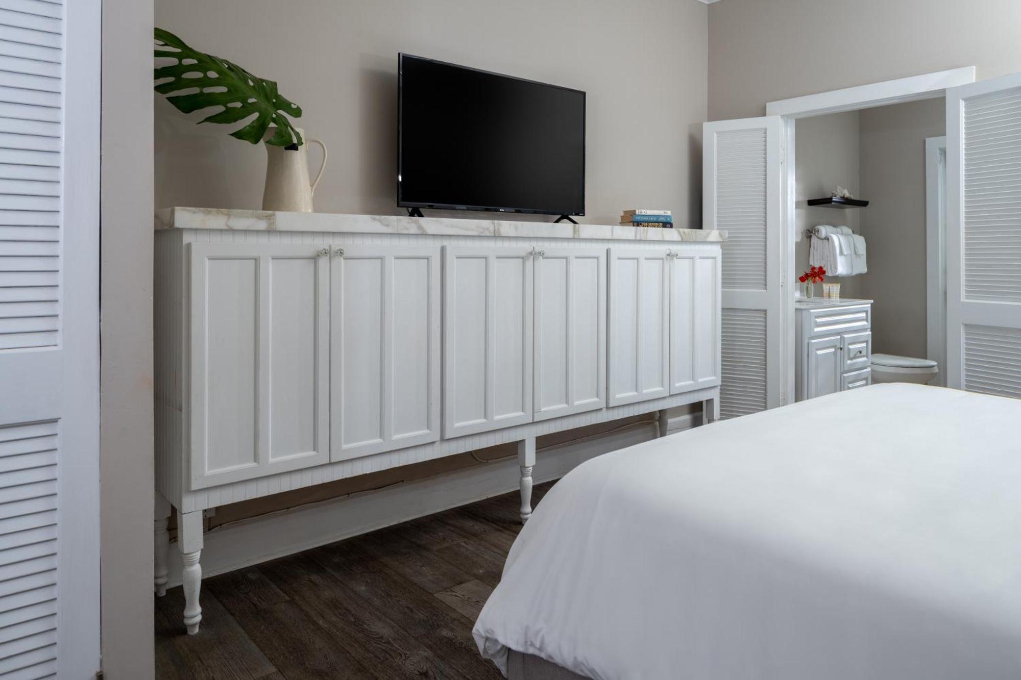 Alexander's Gay Lesbian (adults Only) Bed & Breakfast