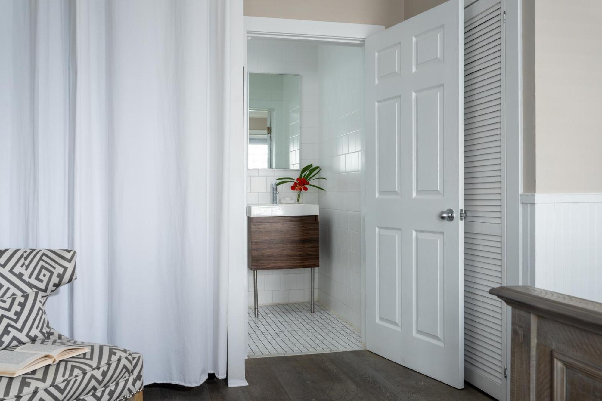 Alexander's Guesthouse-adult Exclusive, Lgbtq Friendly