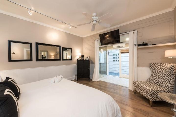 Alexander's Gay Lesbian (adults Only) Bed & Breakfast