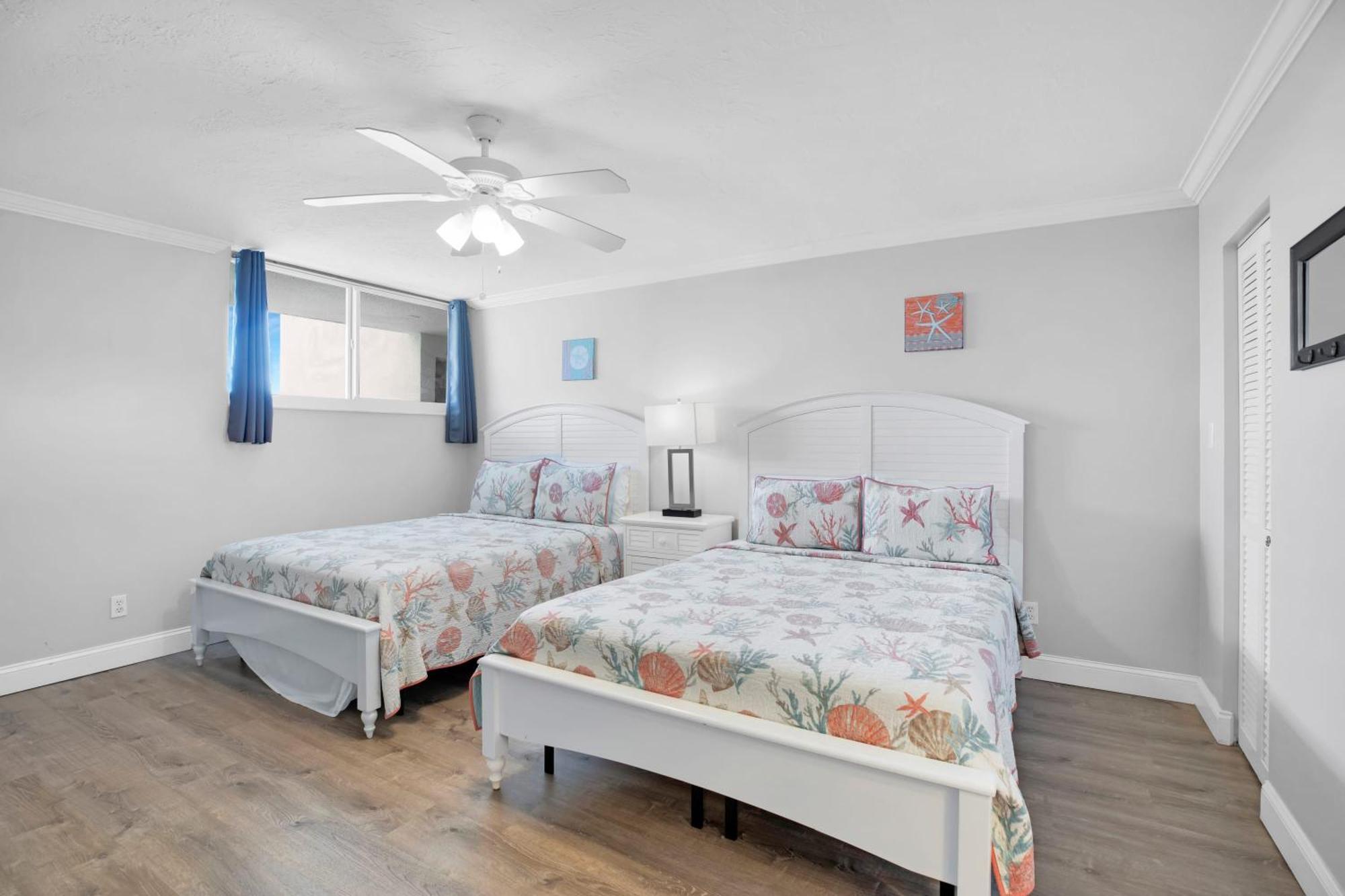 Florida - Spacious Updated Waterfront 2x2 Pool Dock Key West