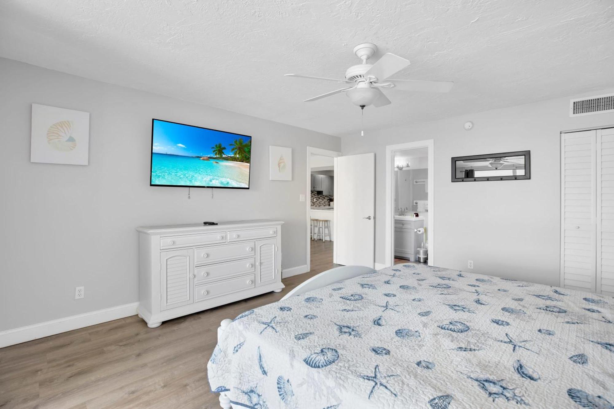 Florida - Spacious Updated Waterfront 2x2 Pool Dock Holiday home *