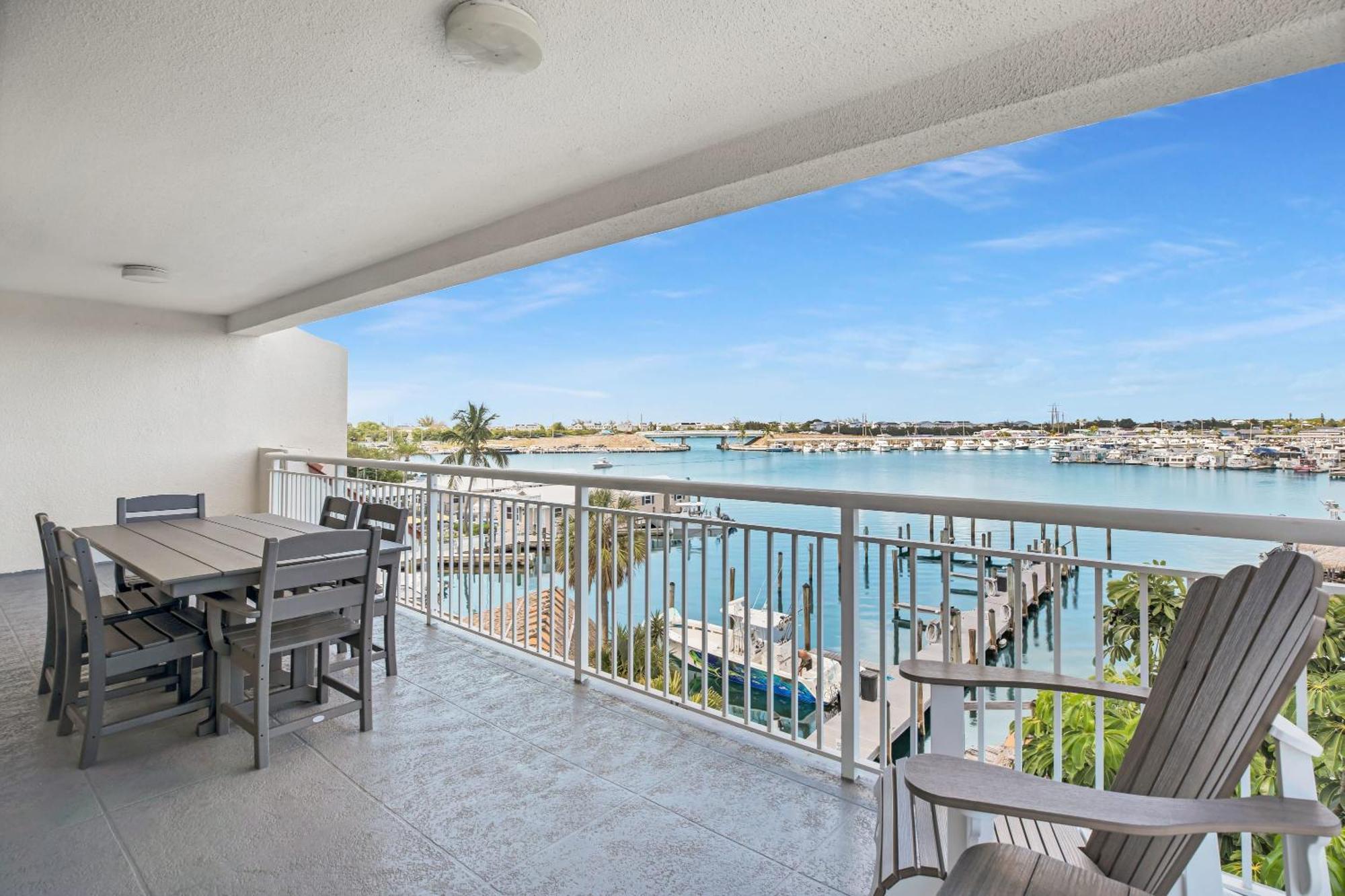 Florida - Spacious Updated Waterfront 2x2 Pool Dock