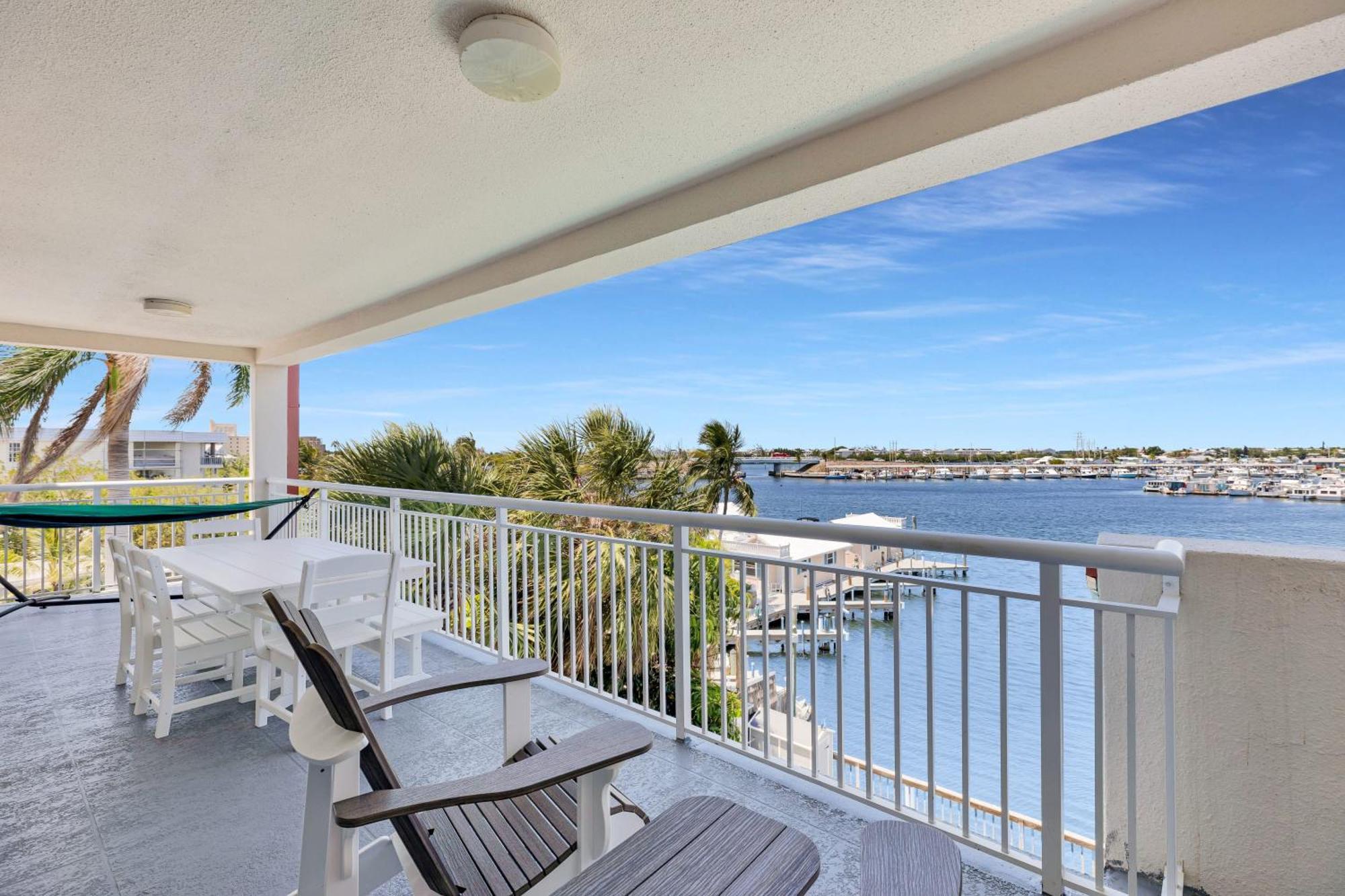 Andros - Spacious 2x2 Waterfront *