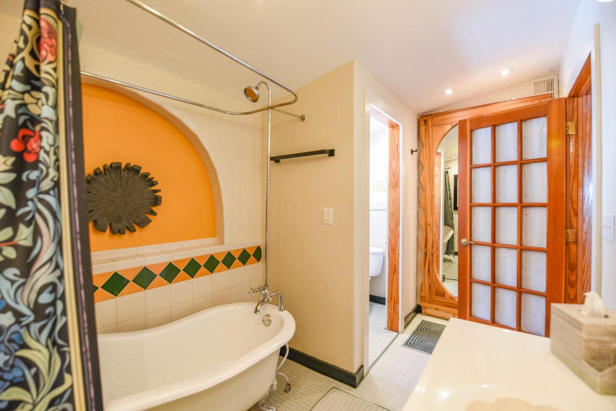 New Pineapple Palloza - Bright & Modern On Duval Apartment