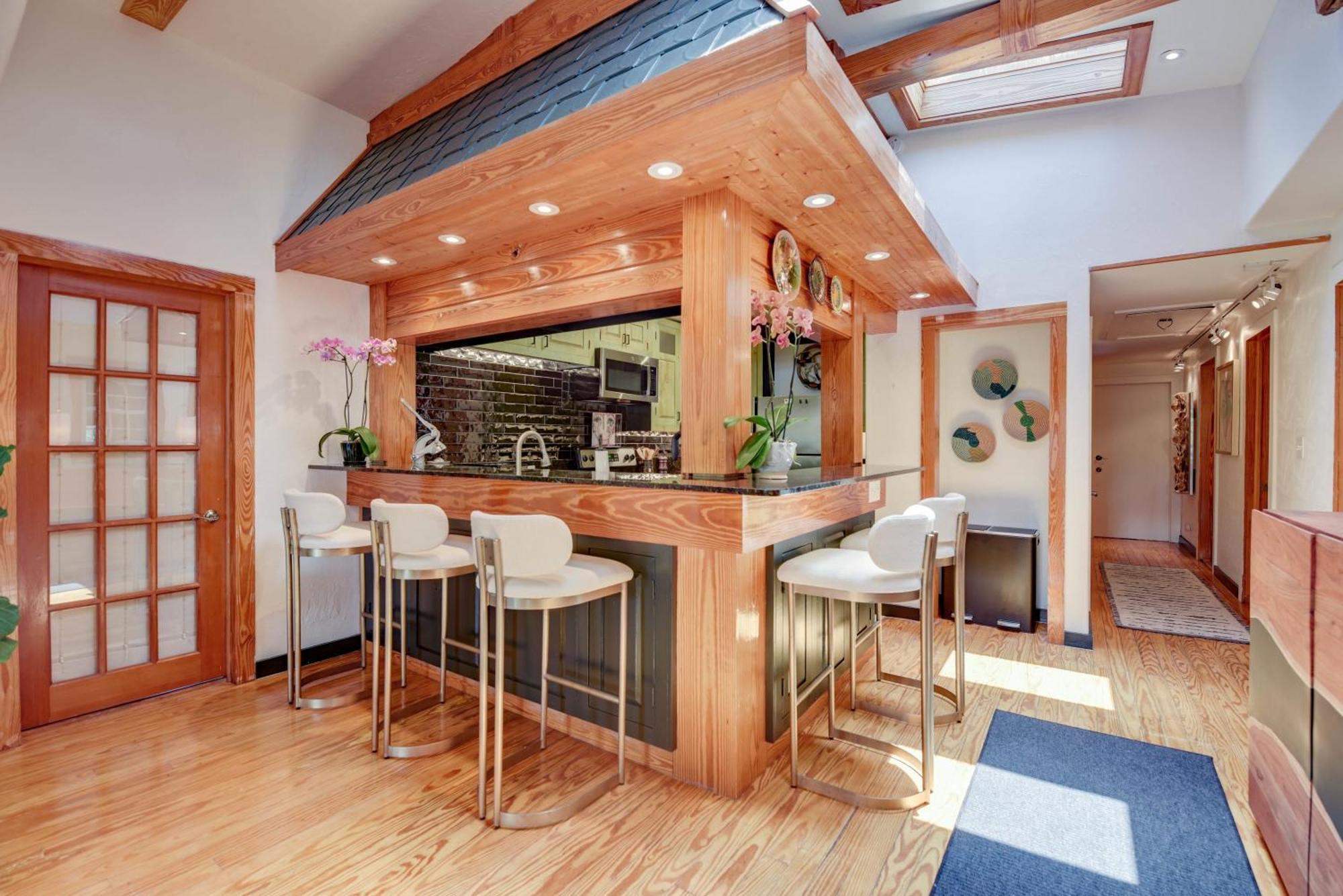 New Pineapple Palloza - Bright & Modern On Duval Apartment