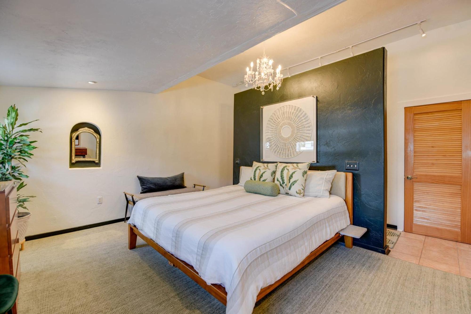 New Pineapple Palloza - Bright & Modern On Duval Apartment