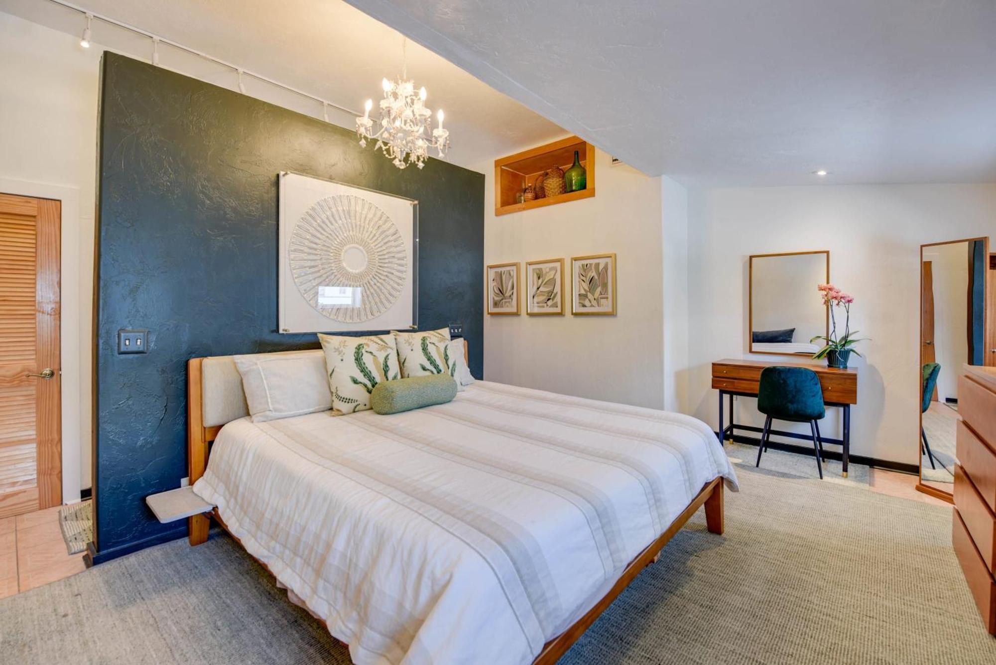 New Pineapple Palloza - Bright & Modern On Duval Apartment *