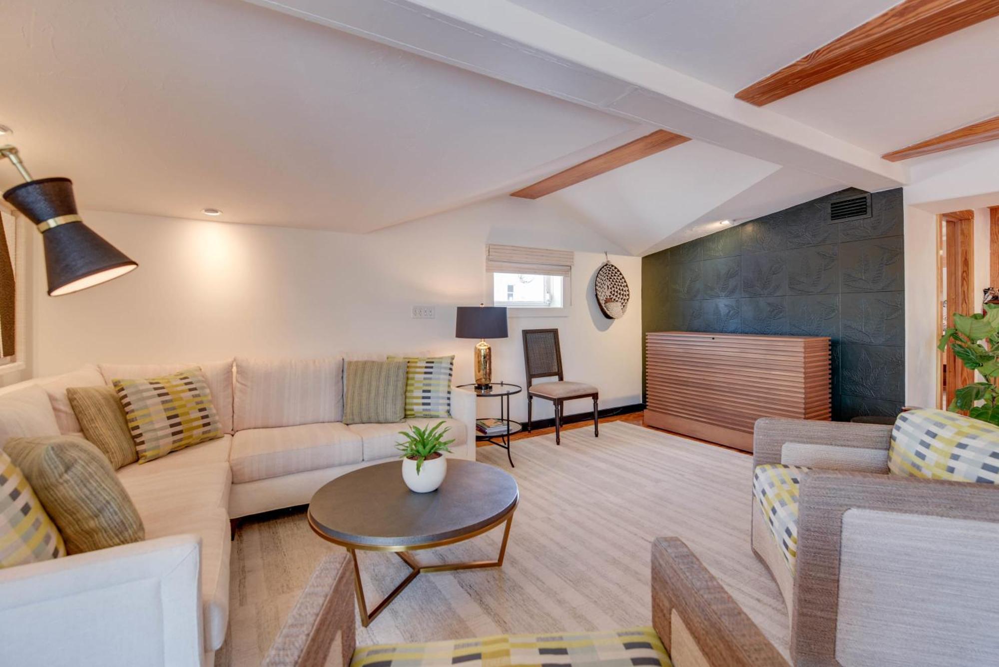 New Pineapple Palloza - Bright & Modern On Duval Apartment Key West