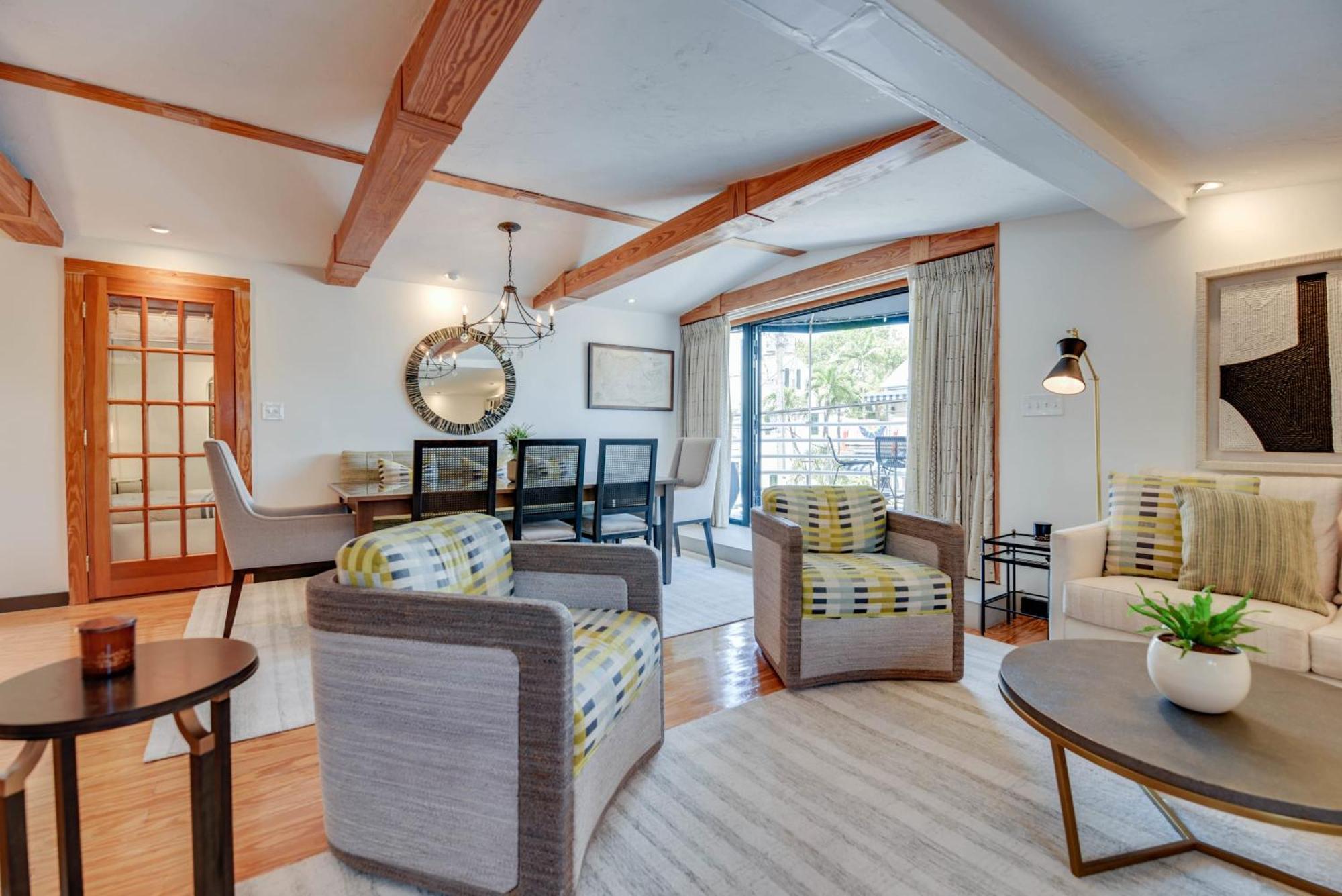 New Pineapple Palloza - Bright & Modern On Duval * Key West