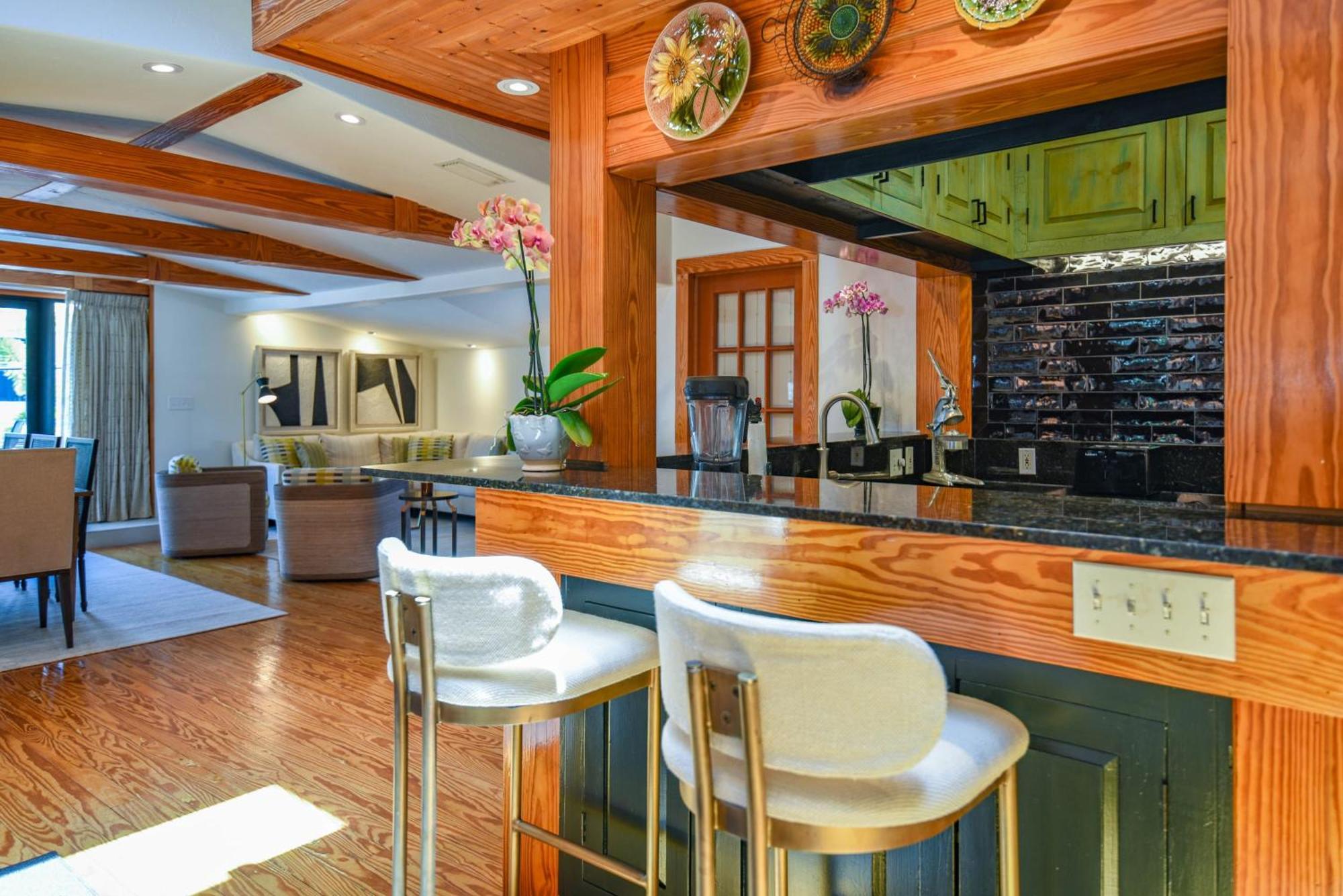 New Pineapple Palloza - Bright & Modern On Duval Apartment Key West