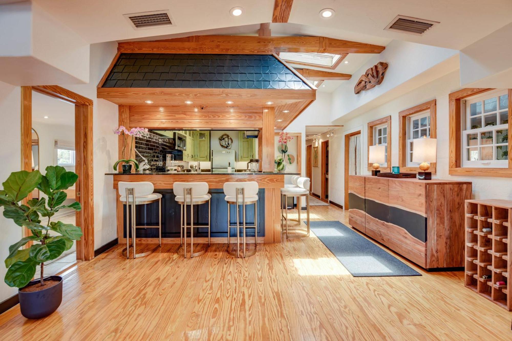 New Pineapple Palloza - Bright & Modern On Duval * Key West