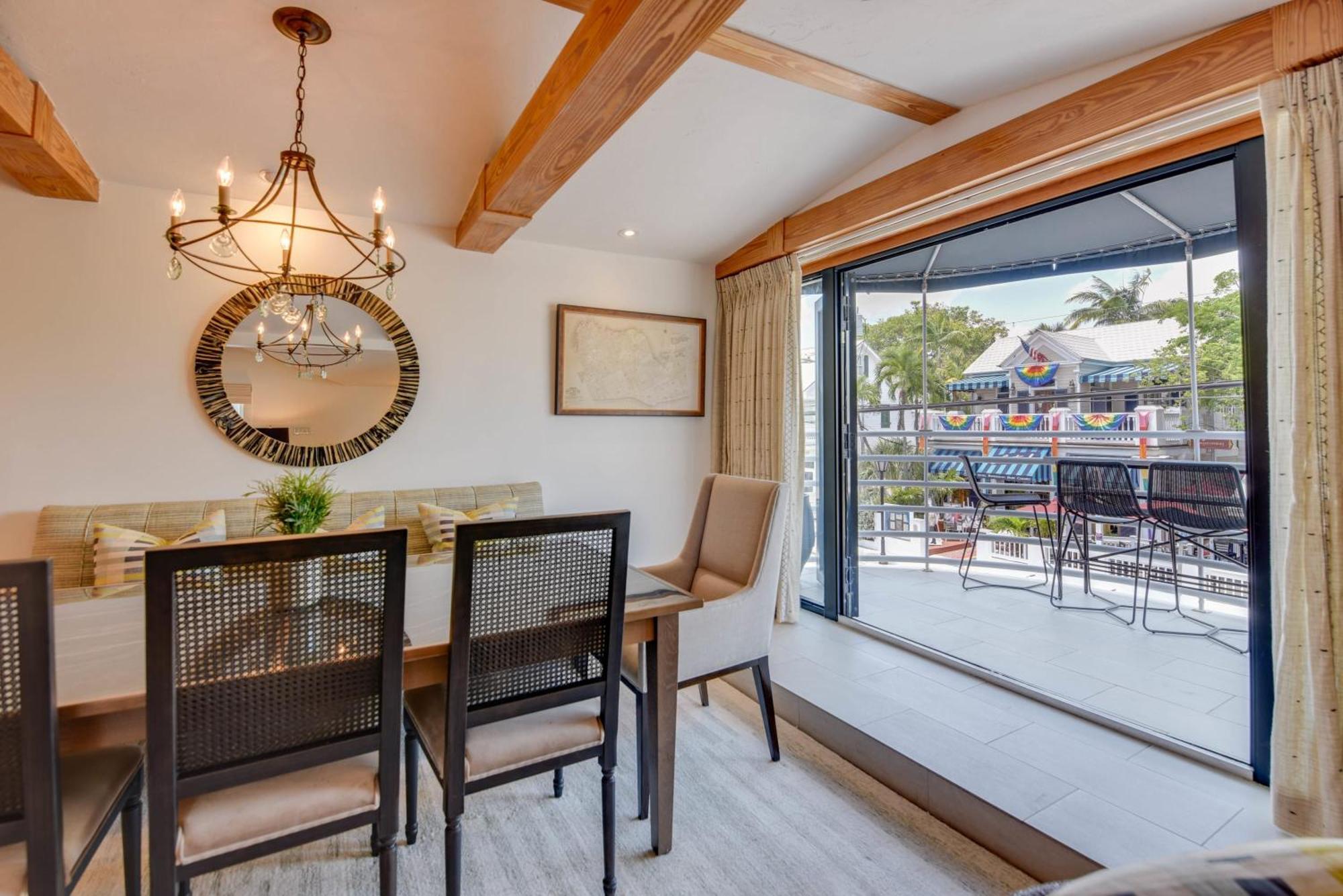 New Pineapple Palloza - Bright & Modern On Duval Apartment Key West