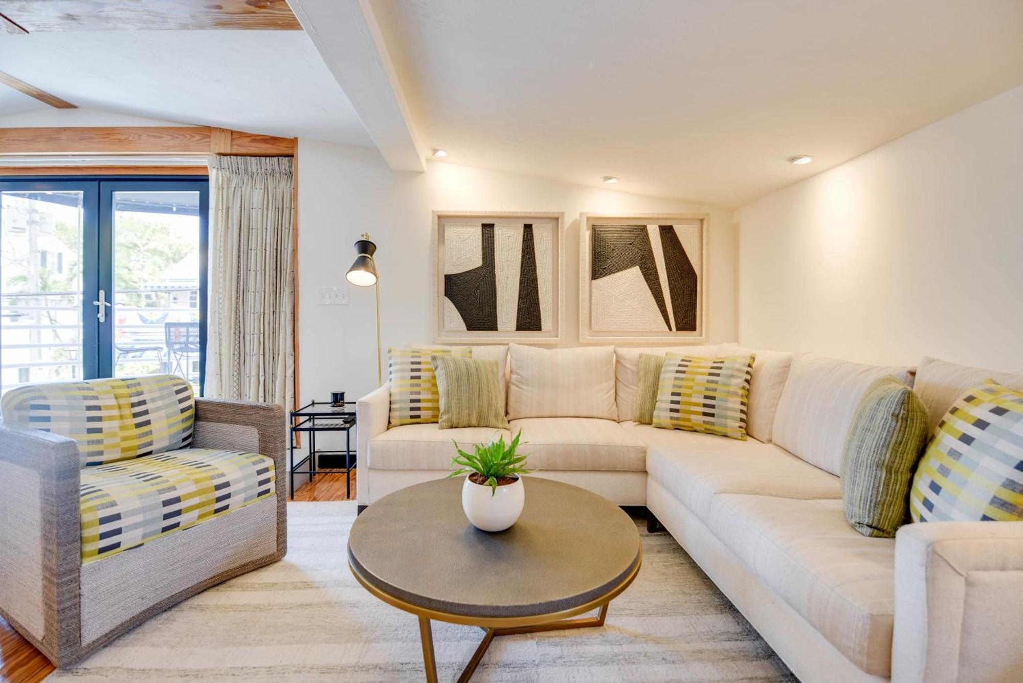 New Pineapple Palloza - Bright & Modern On Duval Apartment *