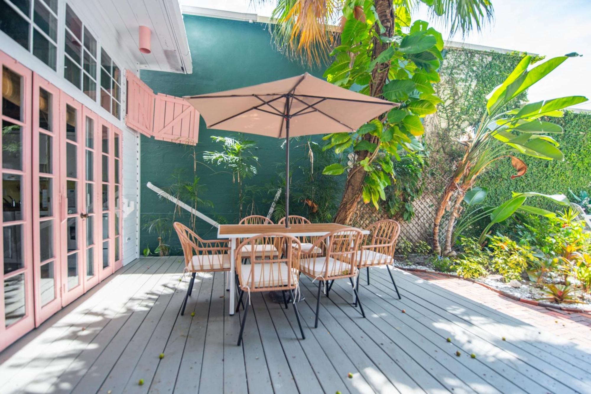 New Rose Petal Petite - Pool & Parking Apartment Key West