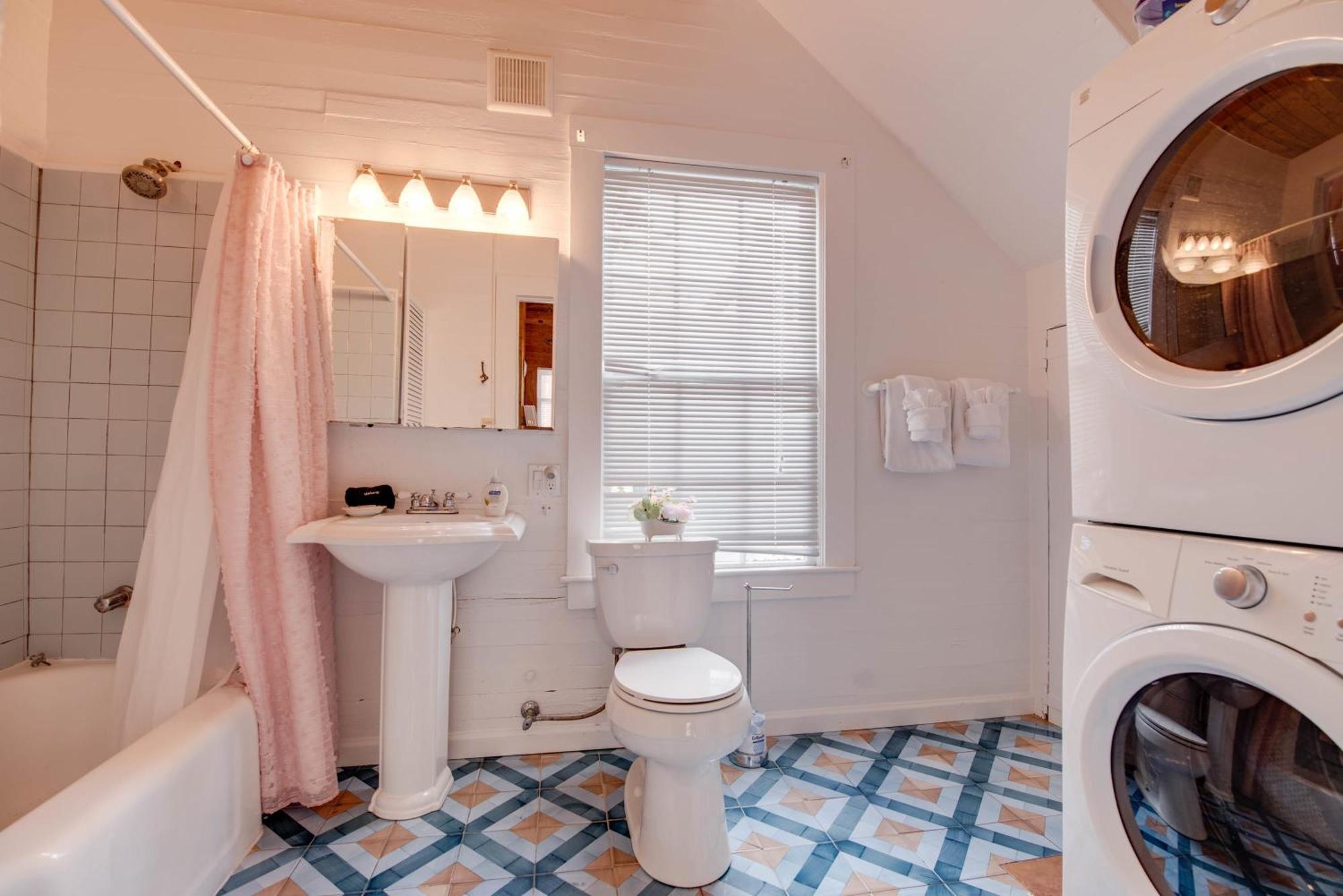 New Rose Petal Petite - Pool & Parking Apartment Key West