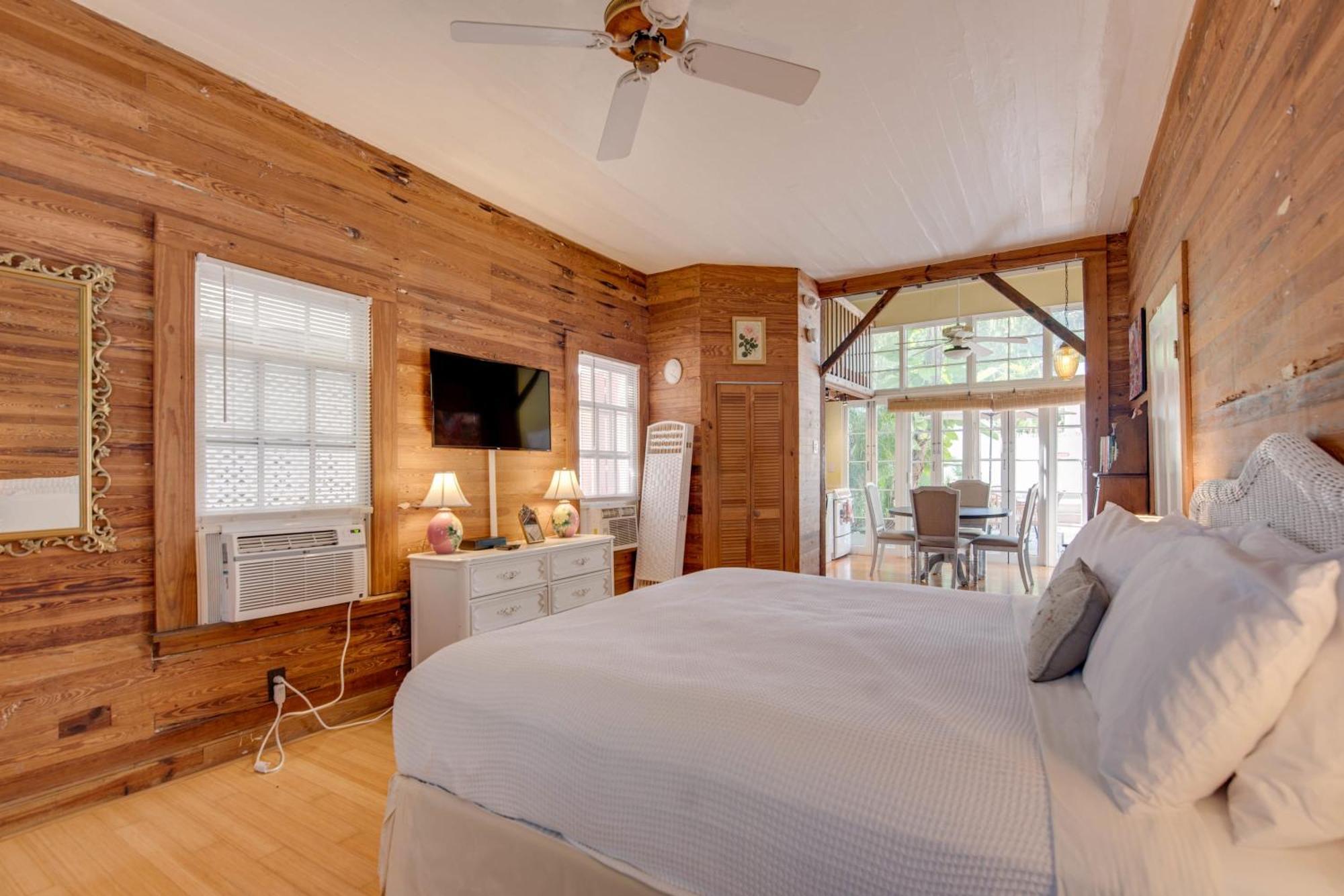 New Rose Petal Petite - Pool & Parking Apartment