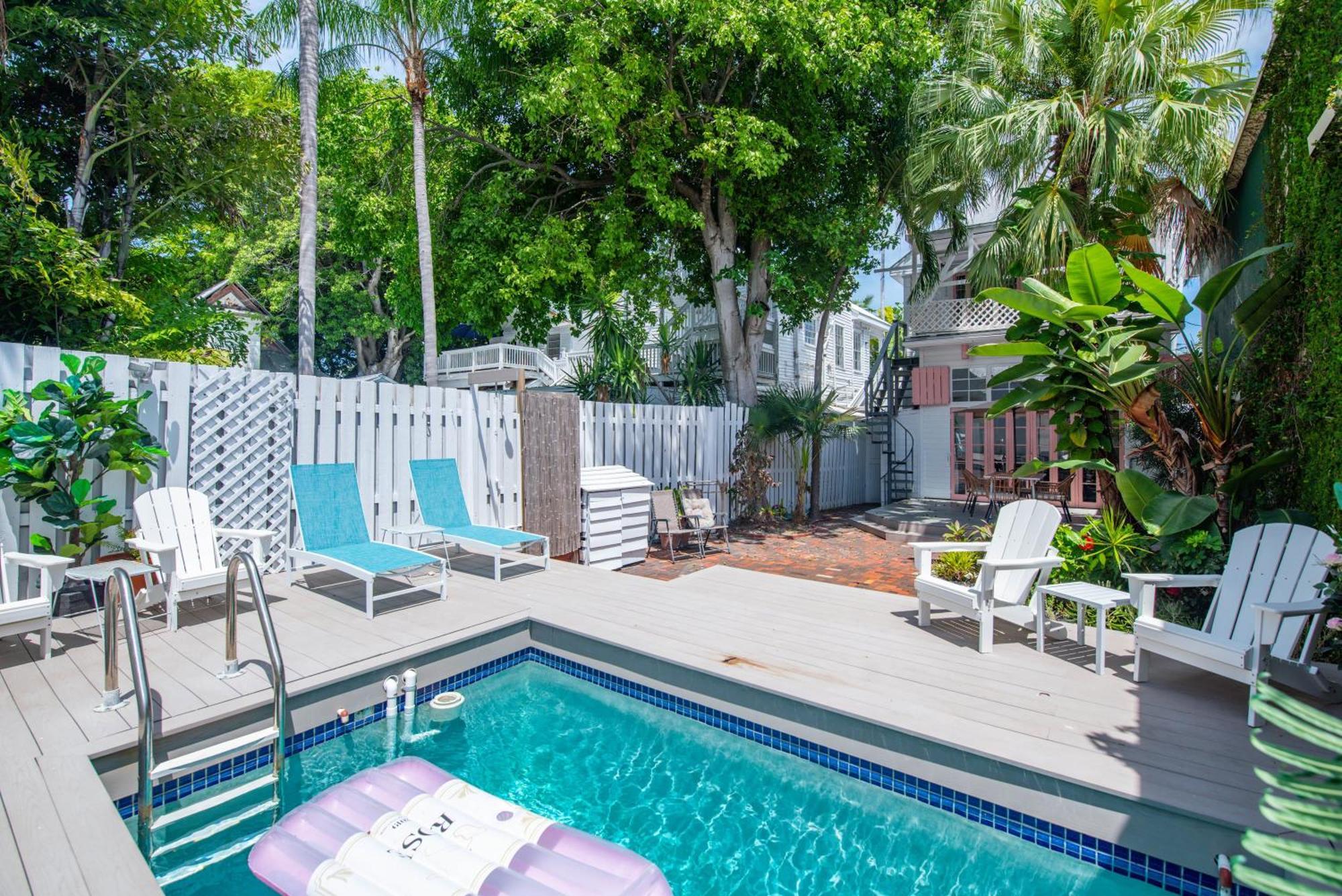 New Rose Petal Petite - Pool & Parking Apartment *