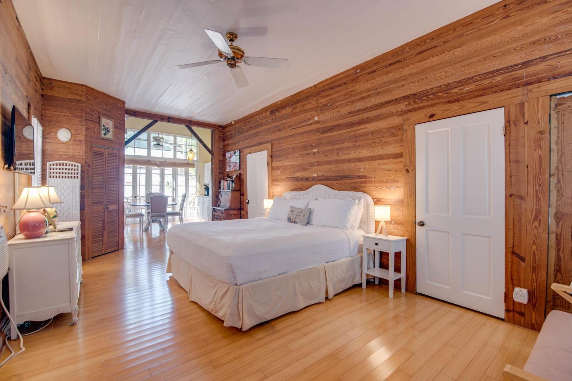 New Rose Petal Petite - Pool & Parking Apartment Key West