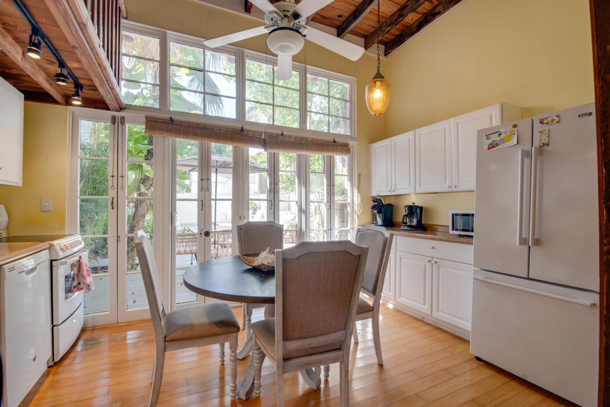 New Rose Petal Petite - Pool & Parking Apartment