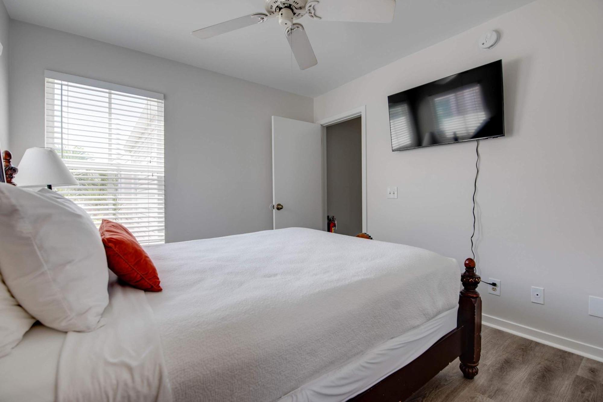 New! Positano - Duval Square Condo, Pool, Hot Tub & Parking Holiday home Key West