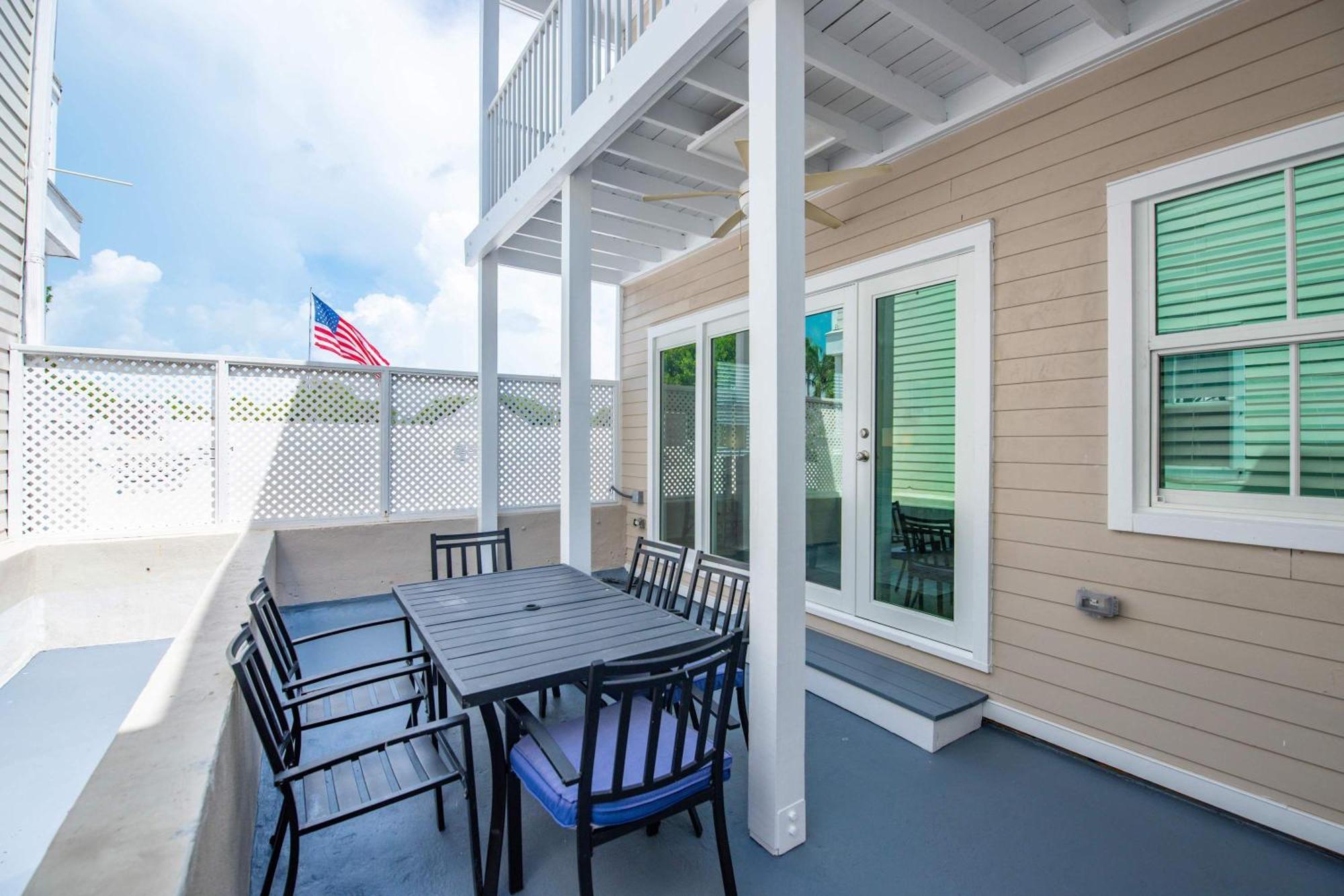 New! Positano - Duval Square Condo, Pool, Hot Tub & Parking Holiday home