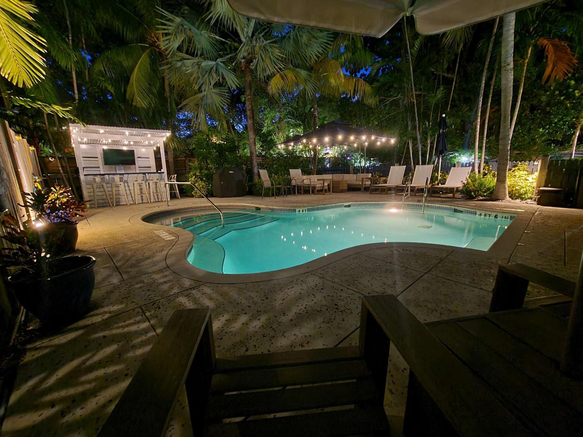 Duval Street W Kitchen And Shared Heated Pool *