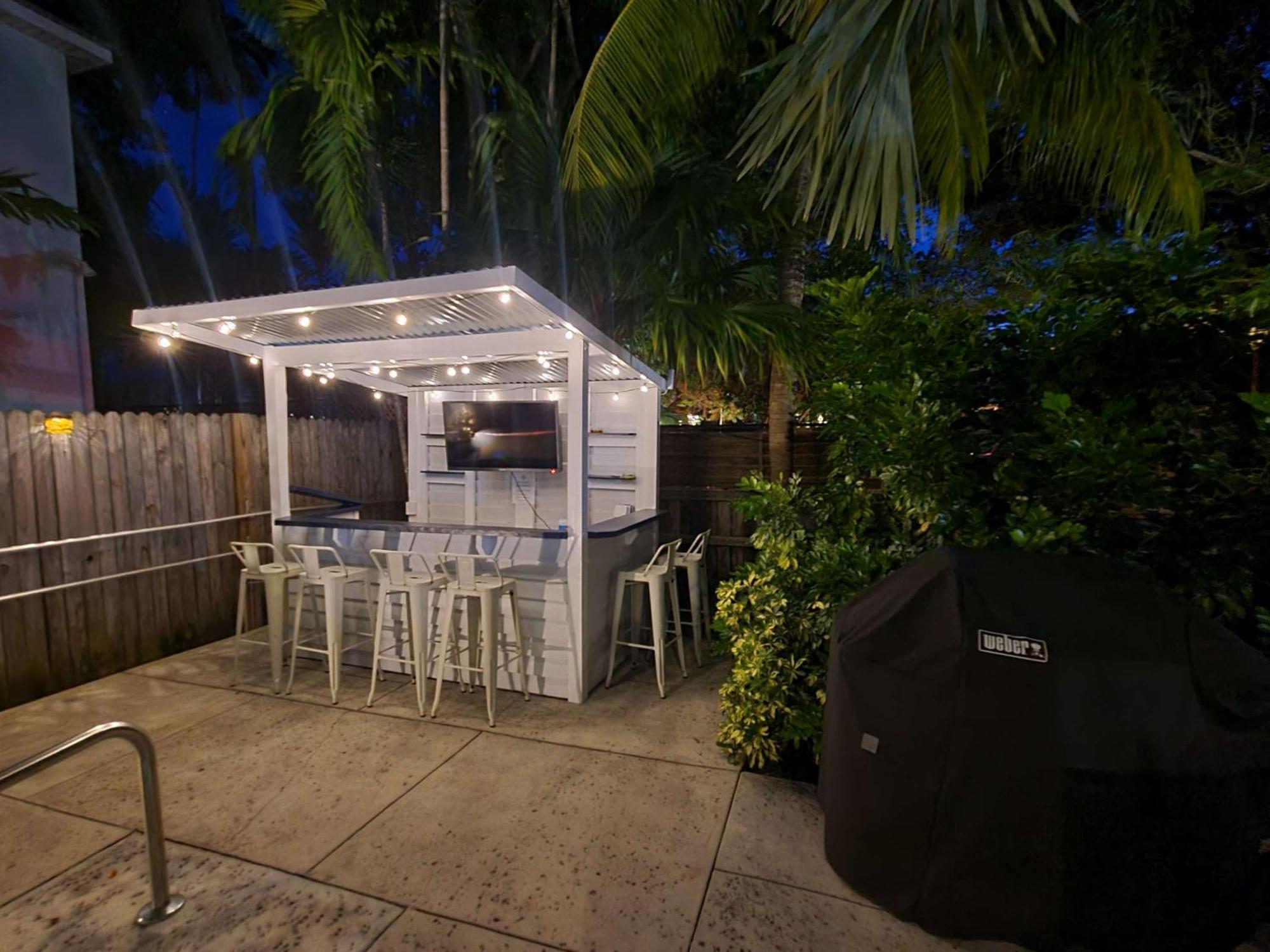 Duval Street W Kitchen And Shared Heated Pool Apartment