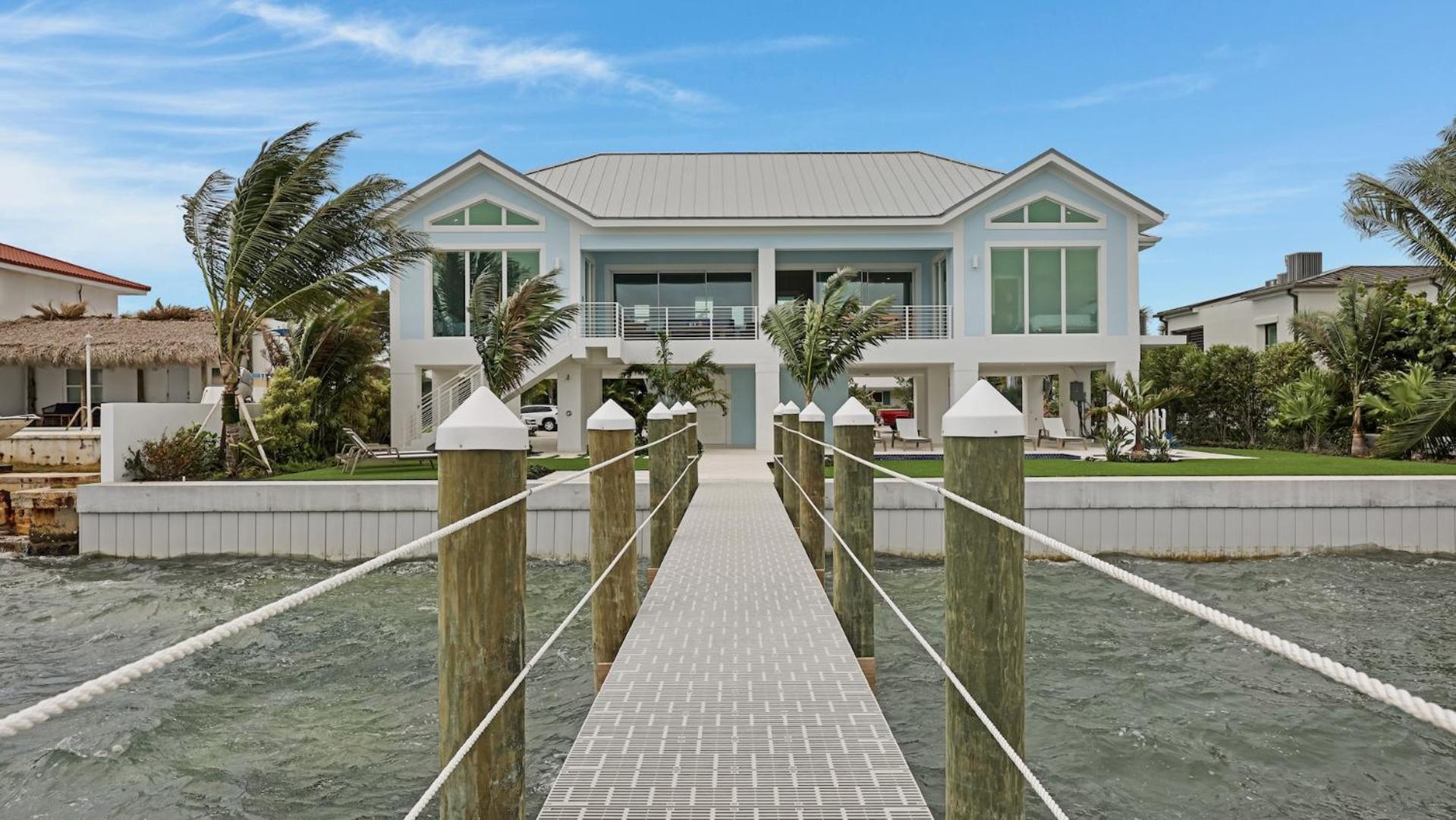 Oceanfront Oasis By Last Key Realty Holiday home