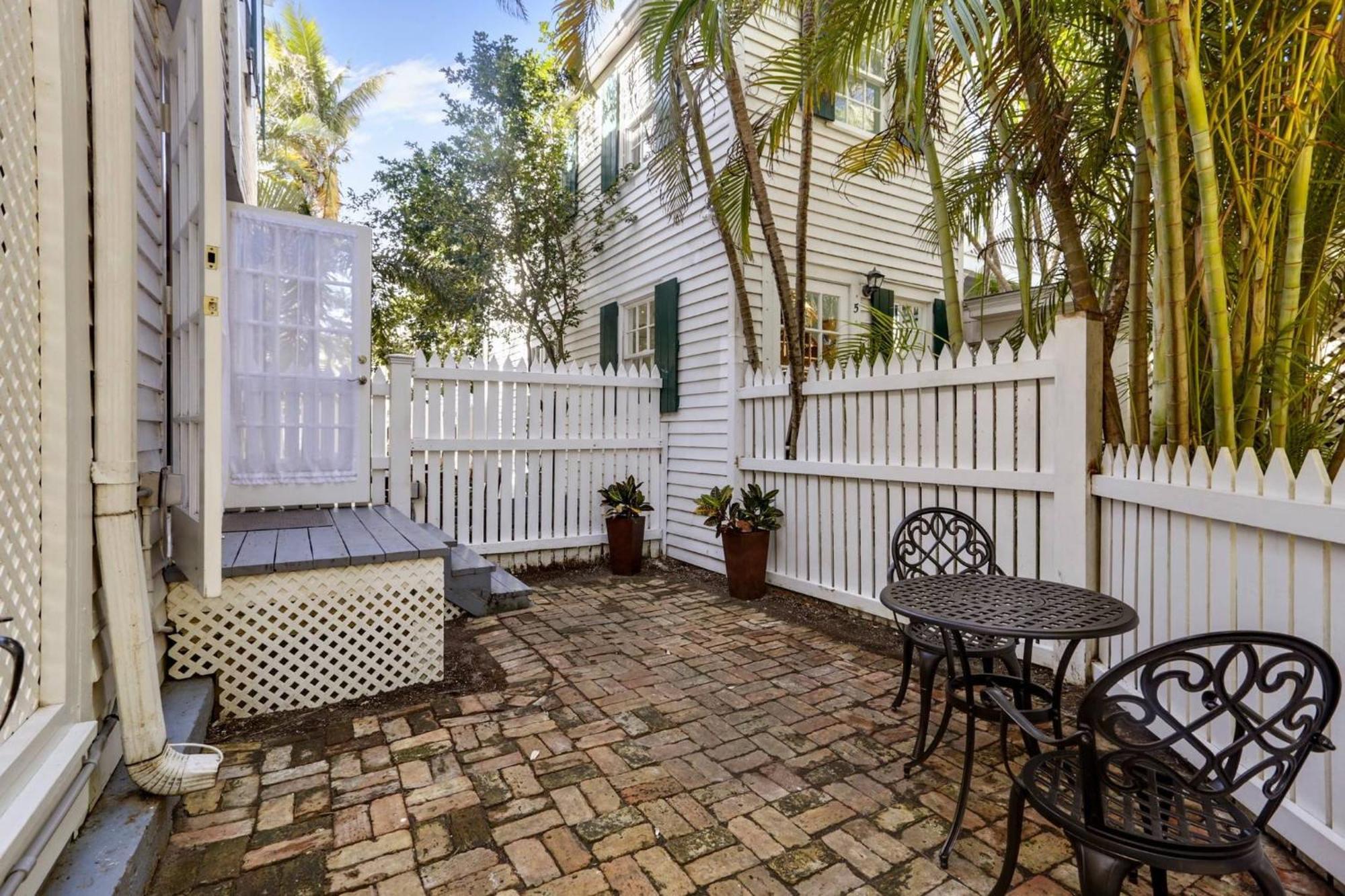 Lazy Gecko By Avantstay Walk To Duval St In Month Long Only Holiday home Key West