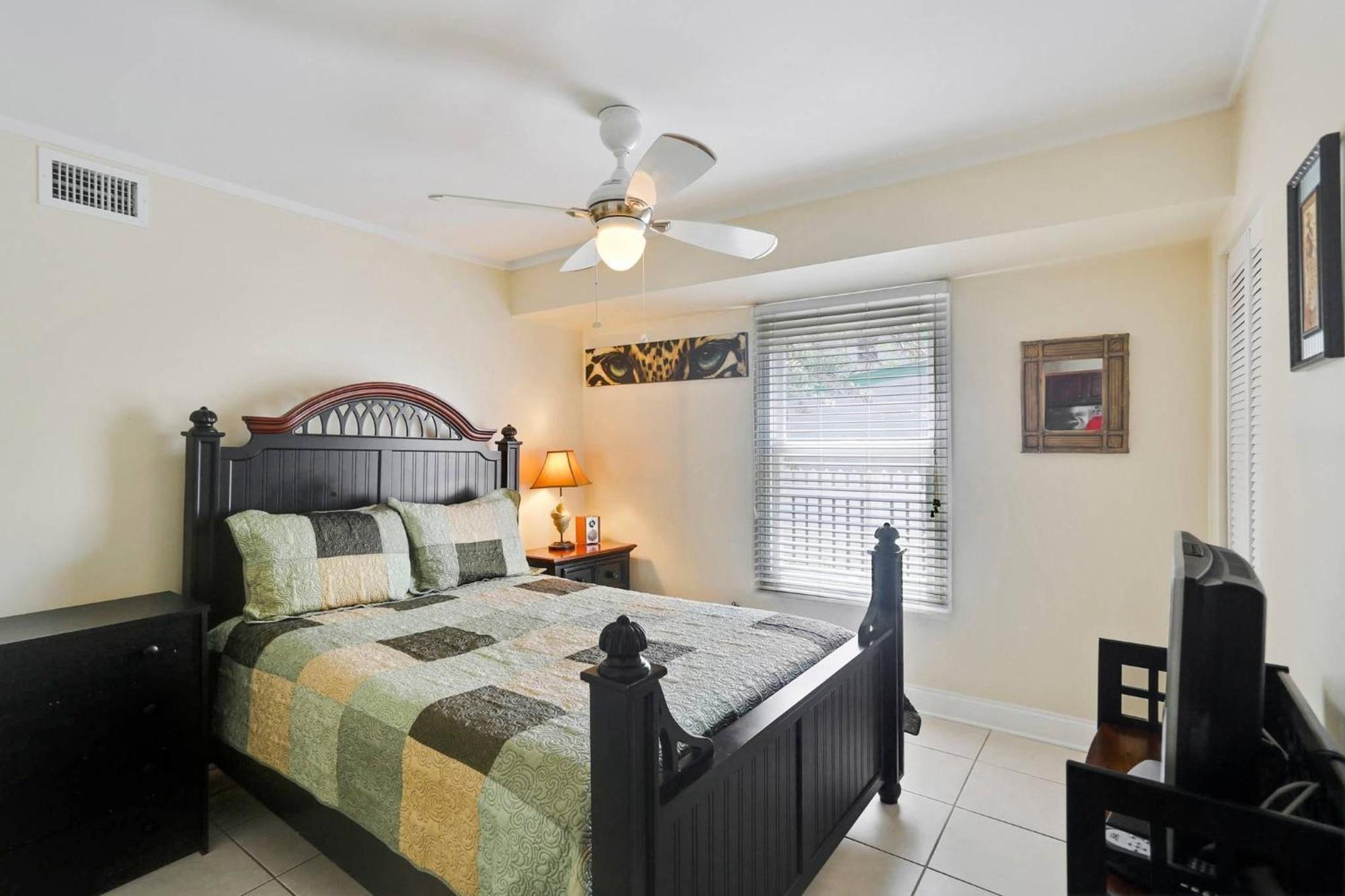 Holiday home Emmas Secret By Avantstay Heart Of Old Town W Shared Pool Month Long Only