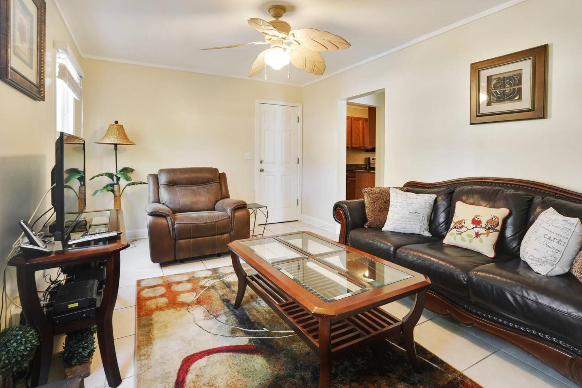 Emmas Secret By Avantstay Heart Of Old Town W Shared Pool Month Long Only