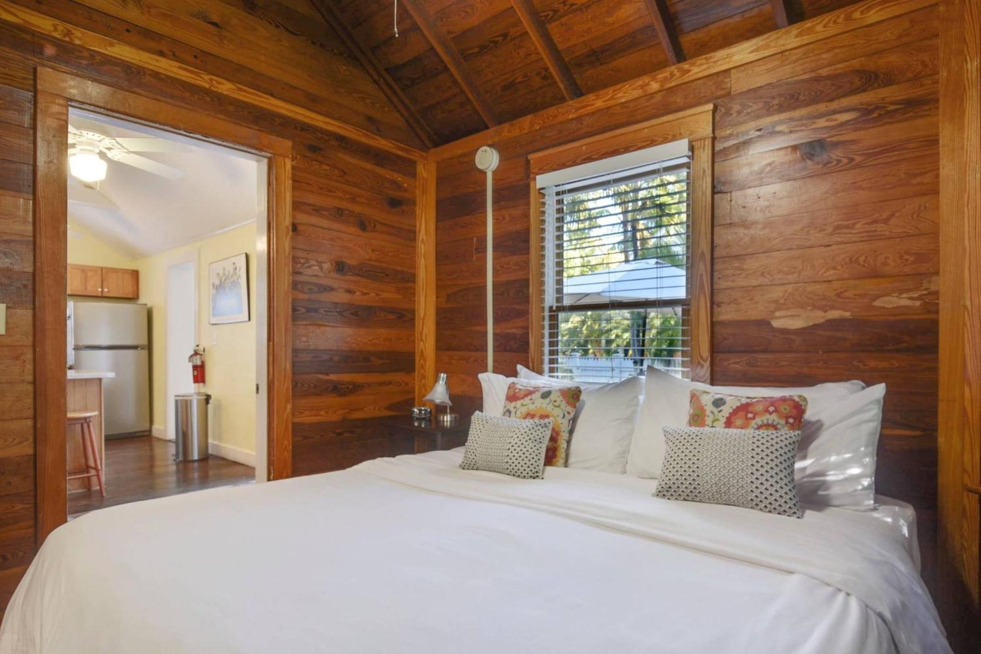 First Breath By Avantstay Close To Old Town W Pool Month Long Only Holiday home Key West