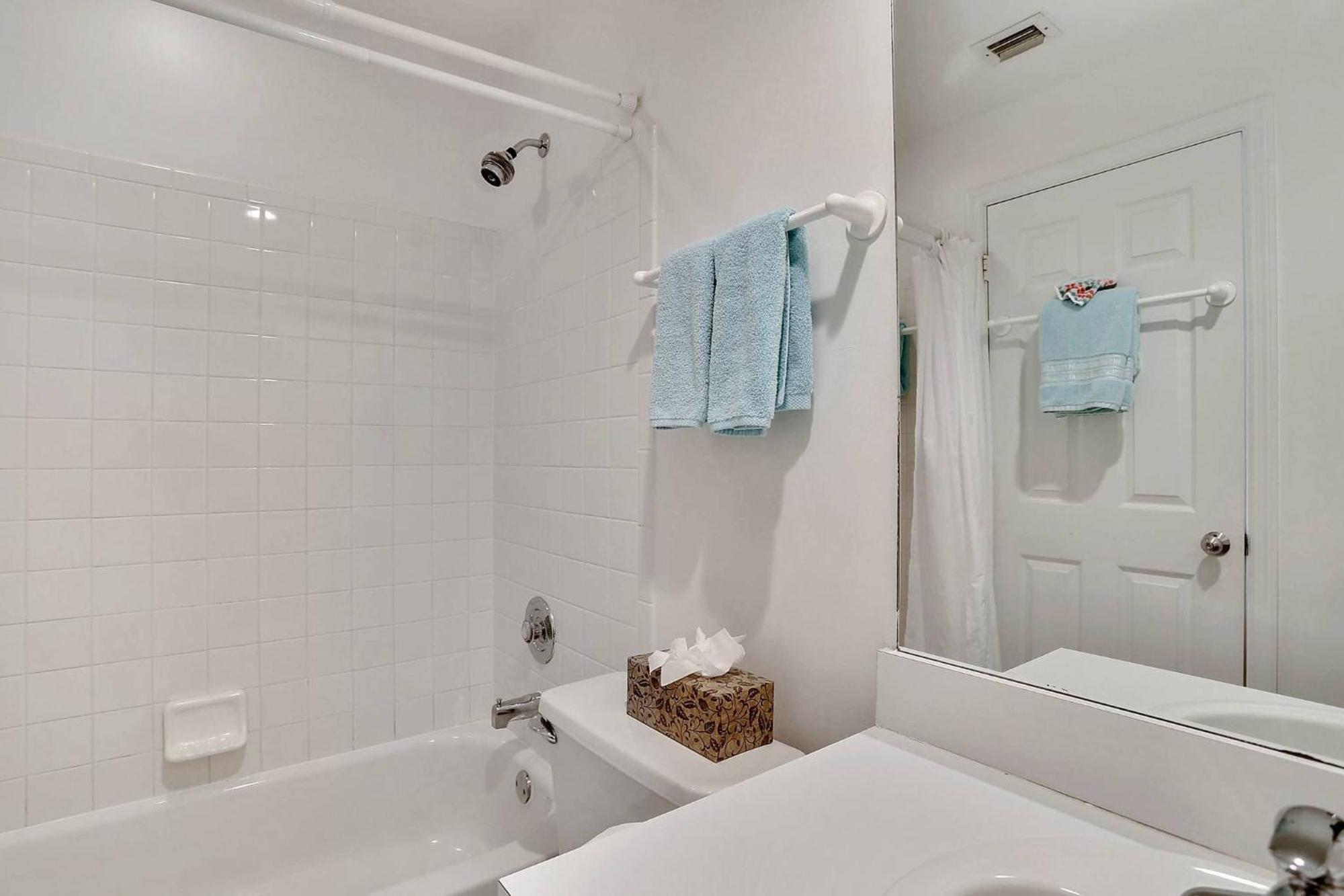 Holiday home Found By Avantstay Close To Shops W Patio Shared Pool Week Long Only