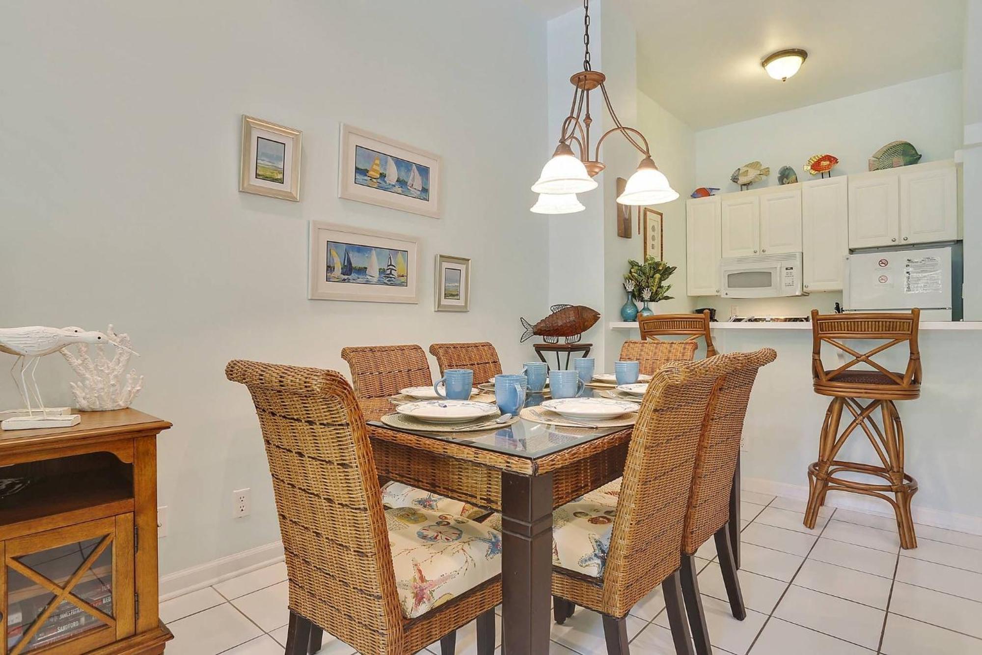 Holiday home Found By Avantstay Close To Shops W Patio Shared Pool Week Long Only