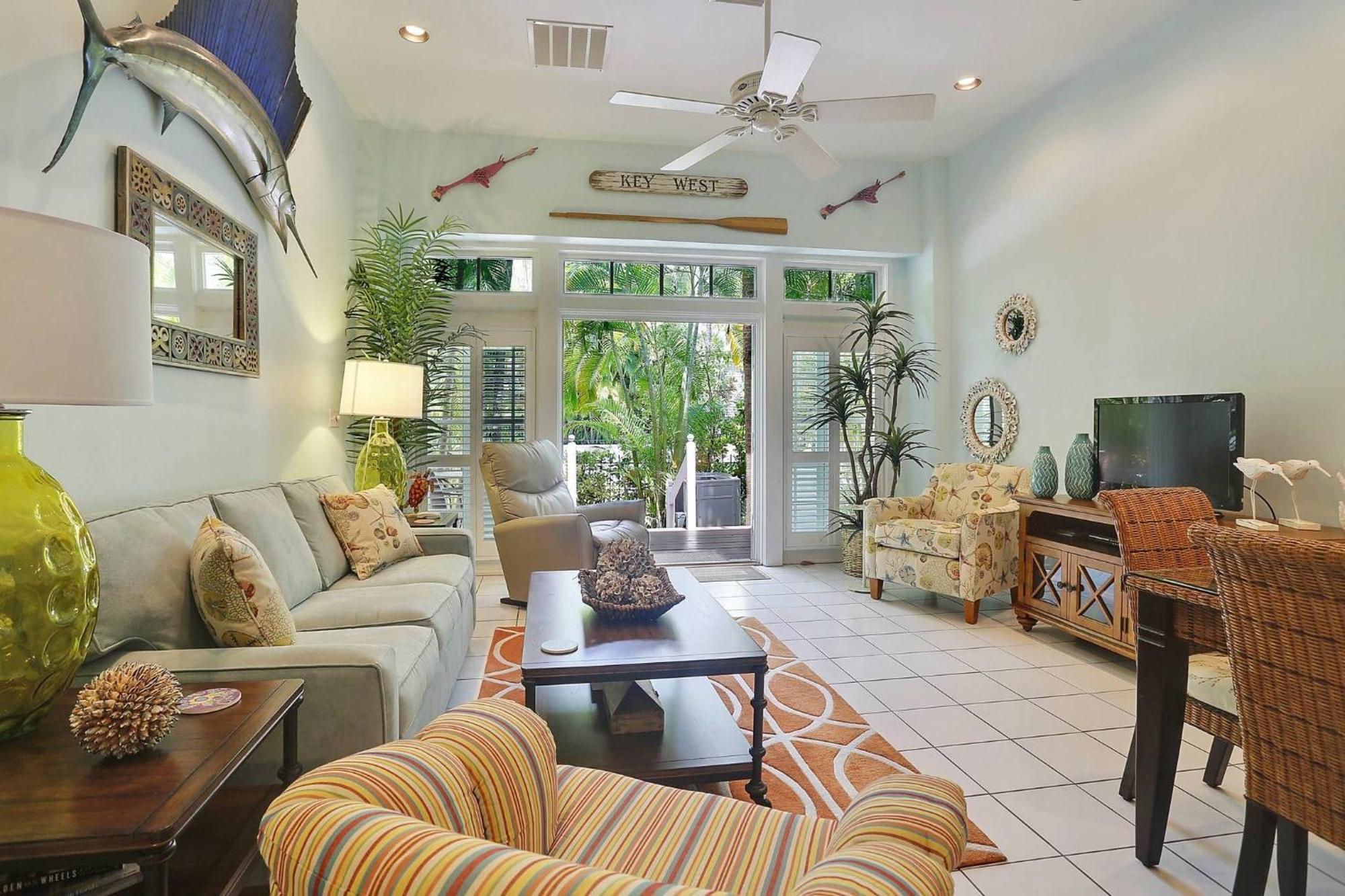 Holiday home Found By Avantstay Close To Shops W Patio Shared Pool Week Long Only