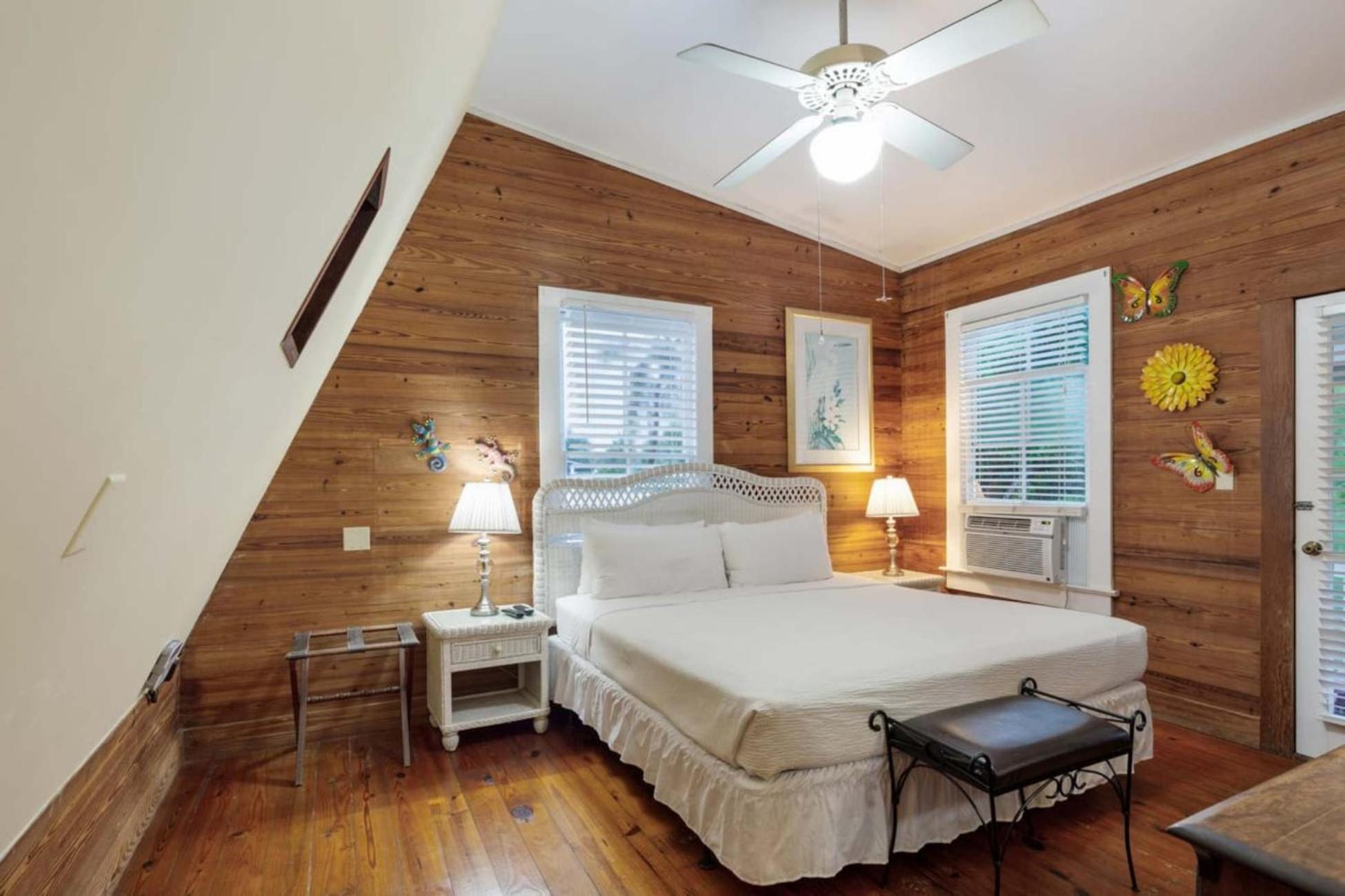 Curry House- 3rd Floor, King Bed, & Balcony 8