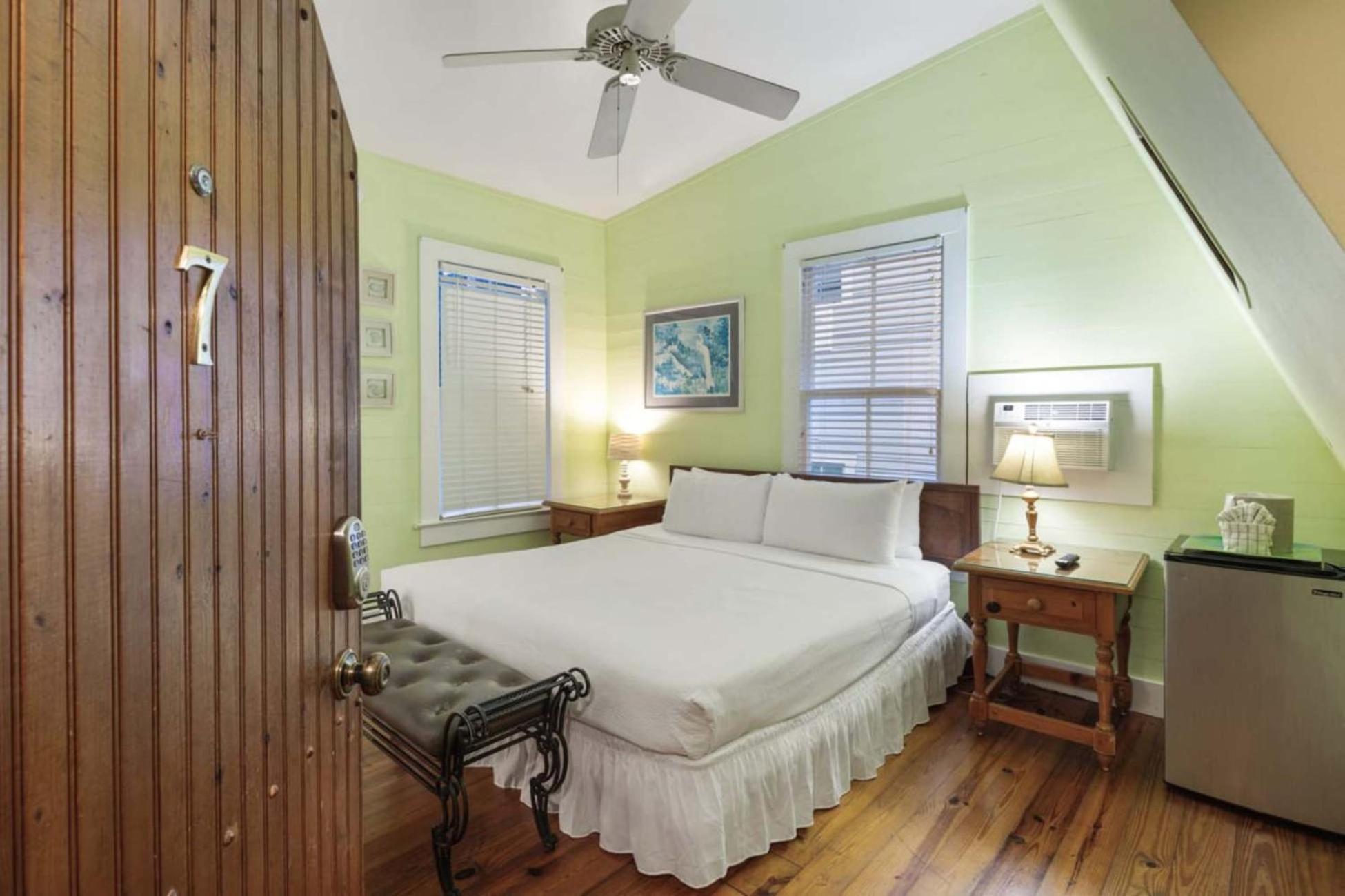 Inn Curry House - Pool, King Bed & Balcony! 7 *