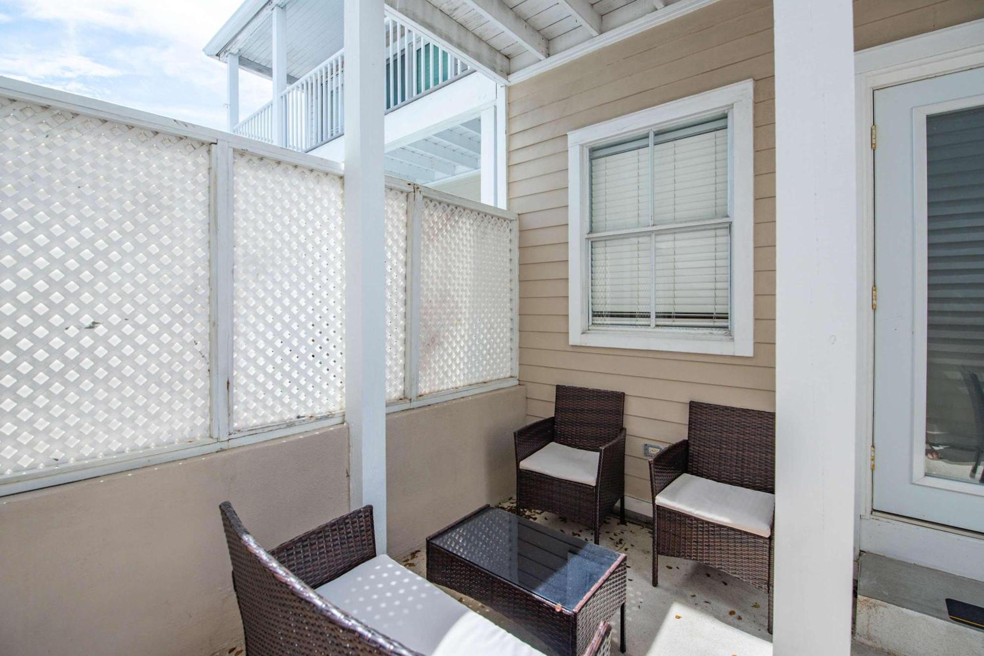 Sea Esta - Duval Square Apartment *
