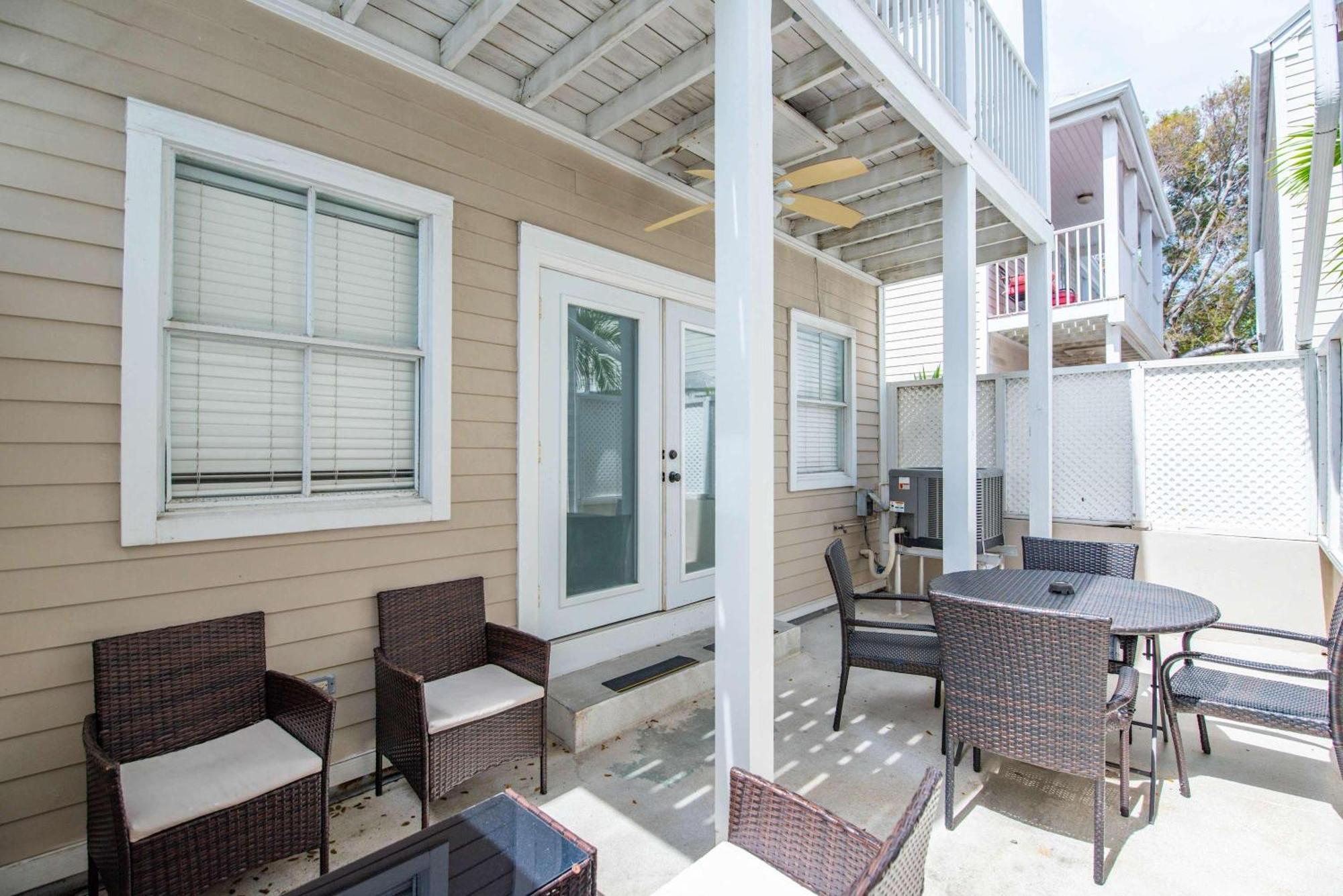 Sea Esta - Duval Square Apartment