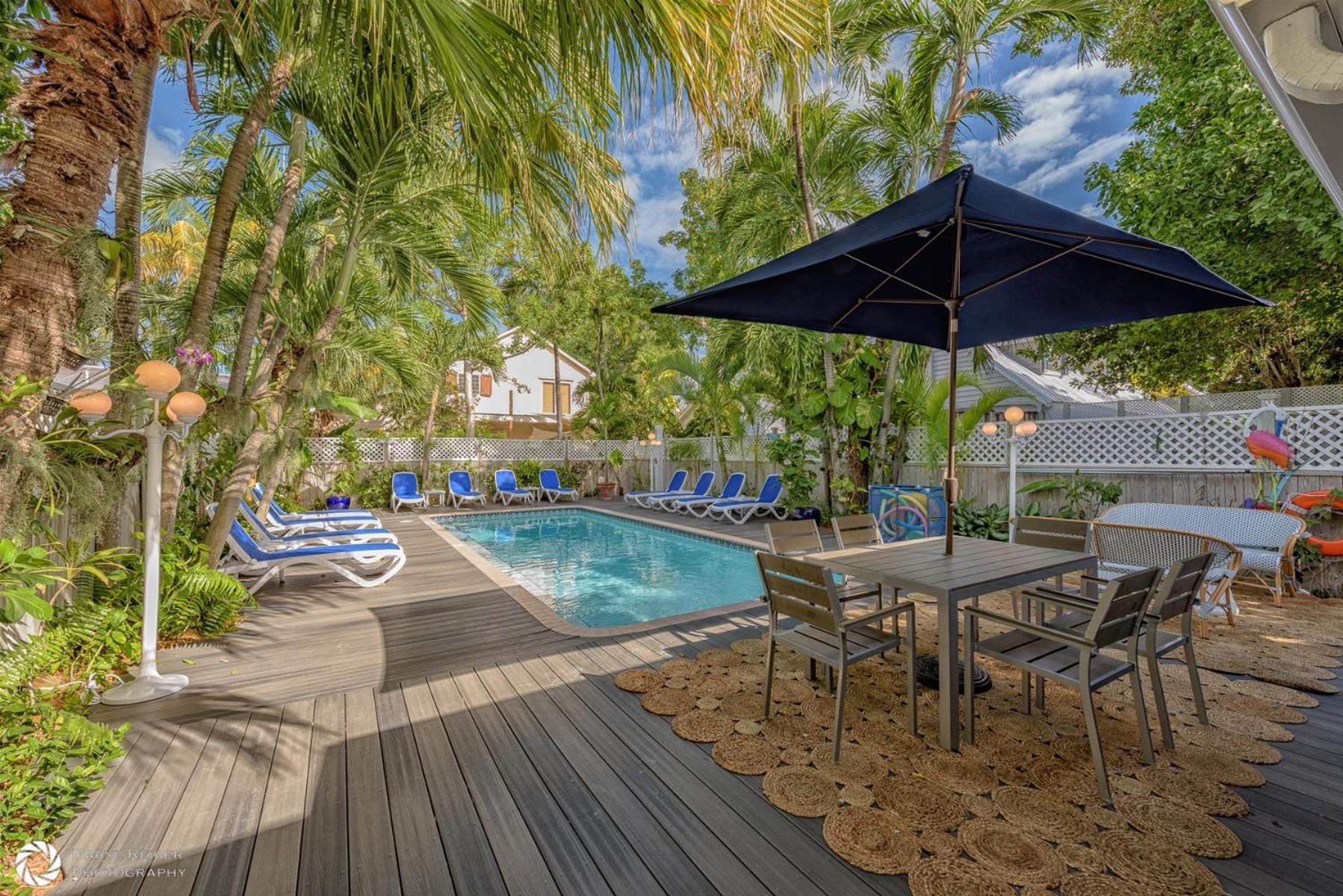 Mango Hideaway Eyebrow House Apartment *