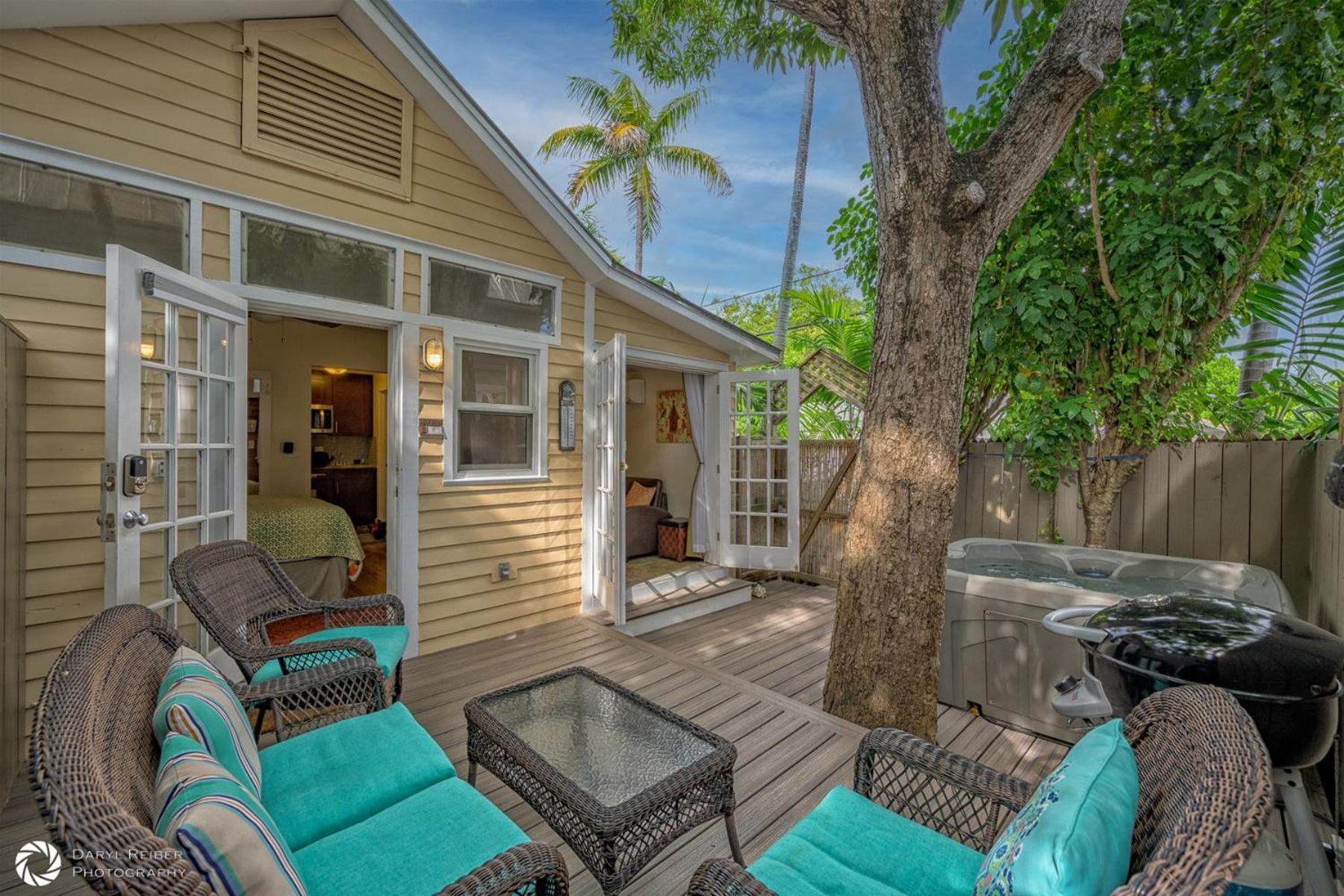 Mango Hideaway Eyebrow House Apartment *