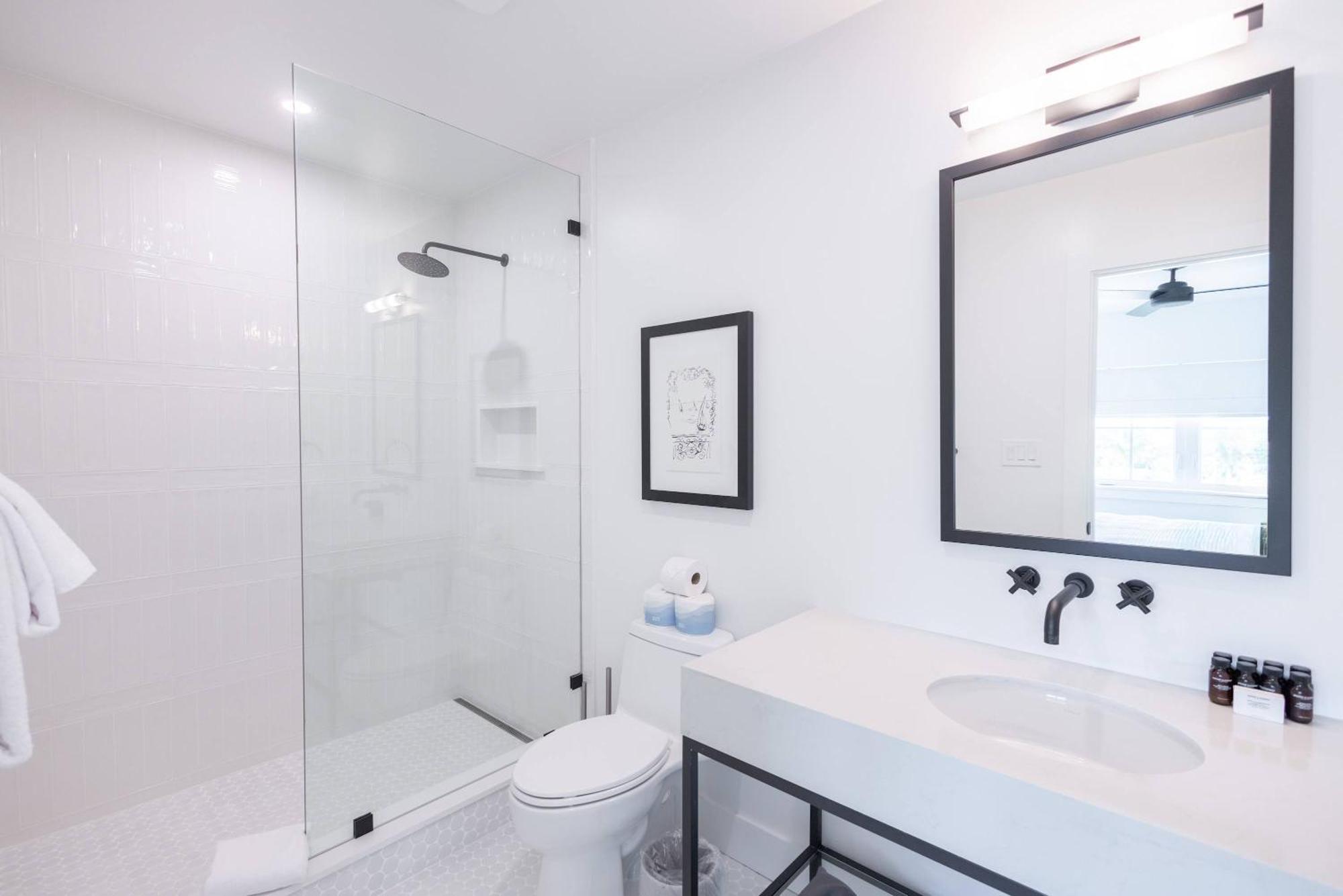 Brand New & Private Pool - Palmgale House