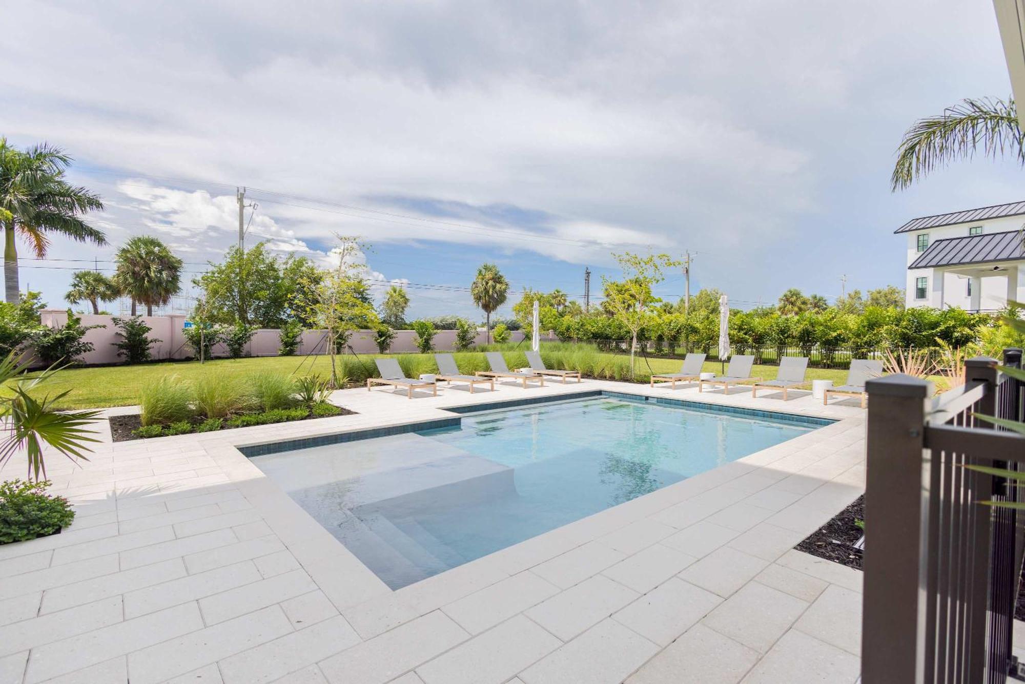 Brand New & Private Pool - Palmgale House Holiday home