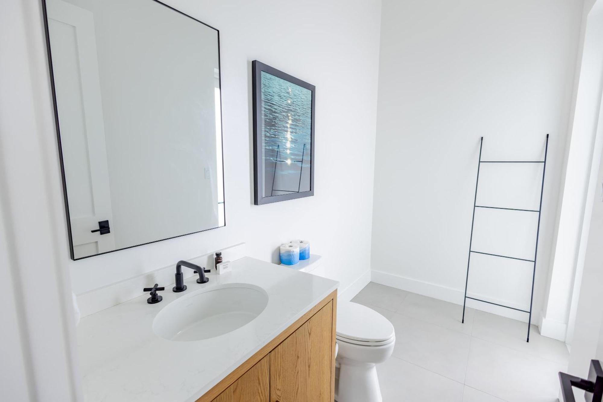 Brand New & Private Pool - Palmgale House *