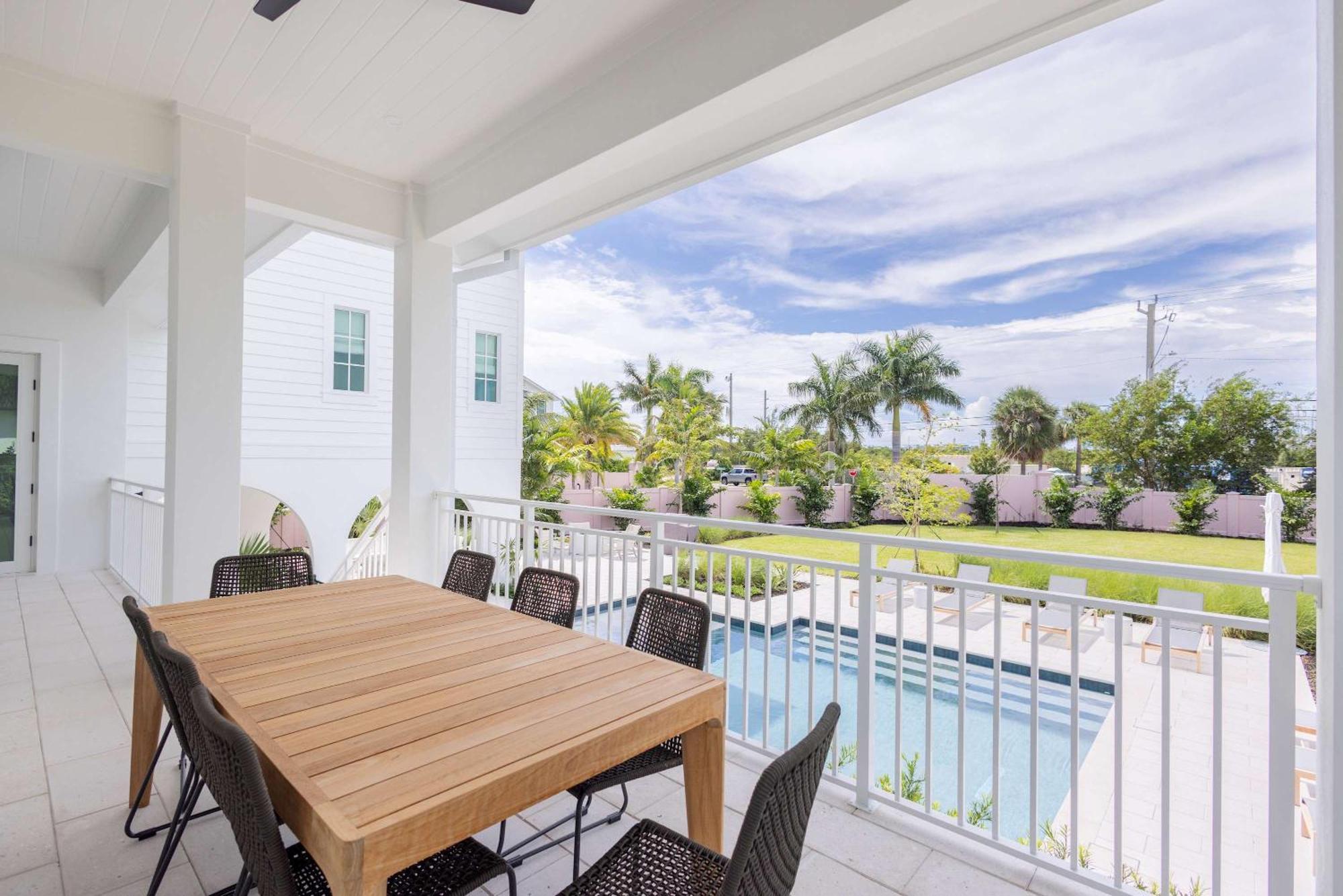 Brand New & Private Pool - Palmgale House Holiday home