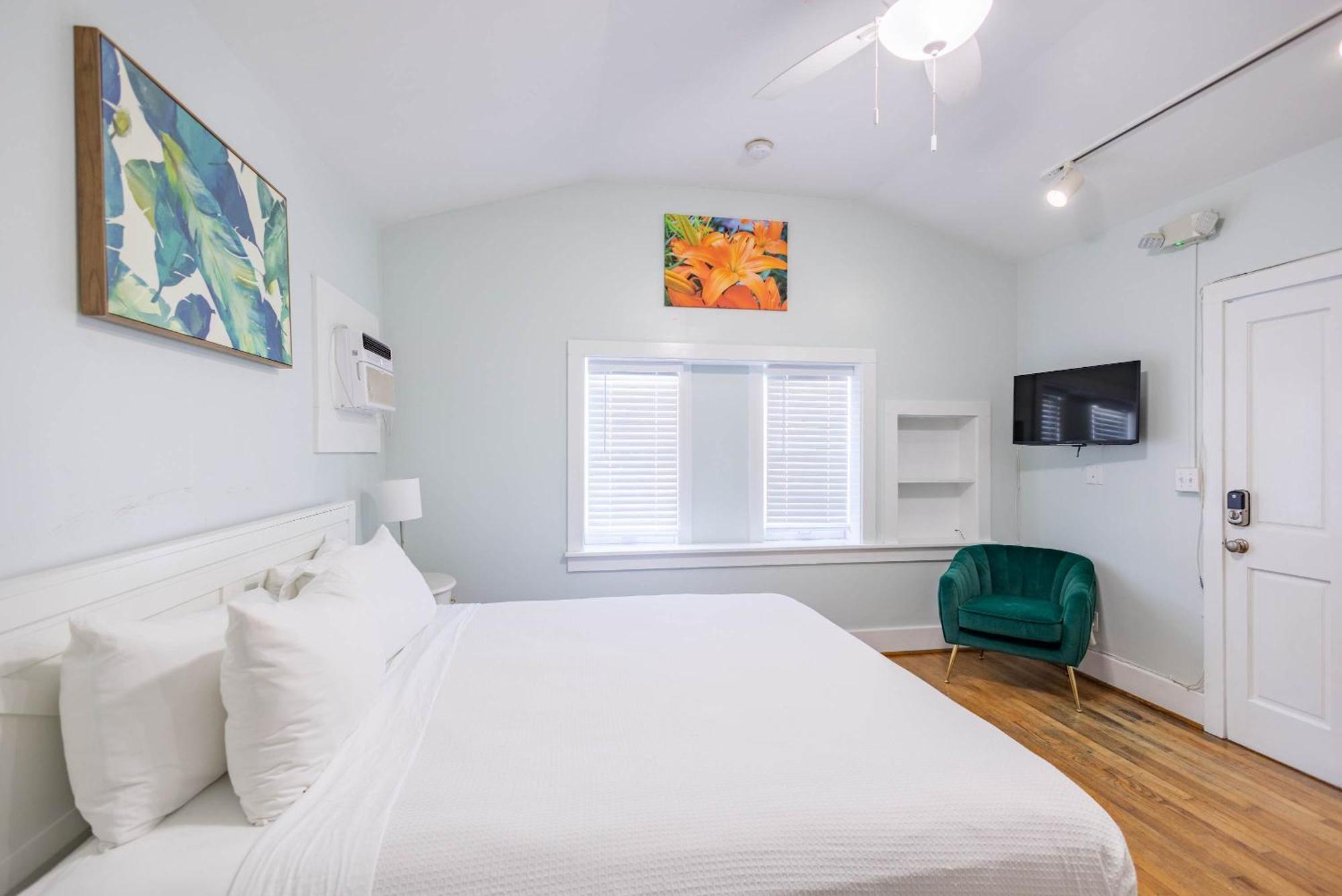 Honey Bun Hideaway Inn *