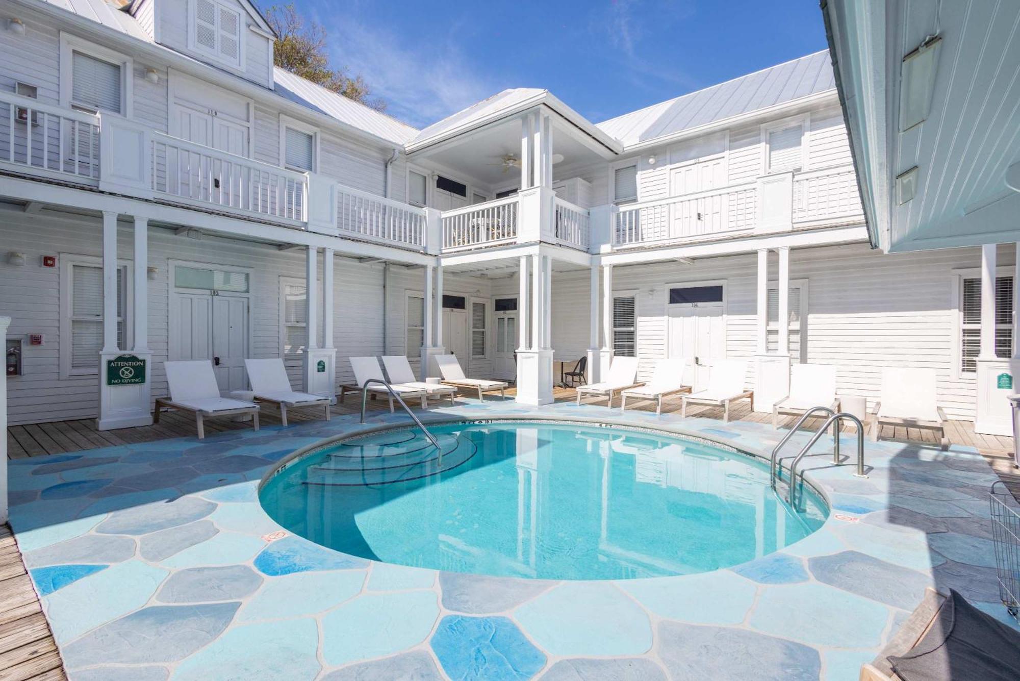 Classic King With Balcony At Curry Mansion Inn