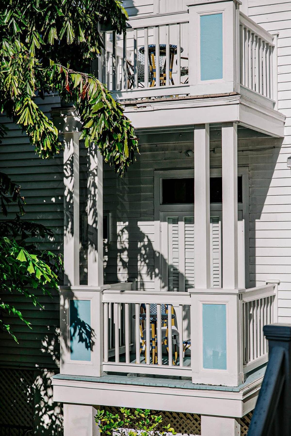 Classic King With Balcony At Curry Mansion