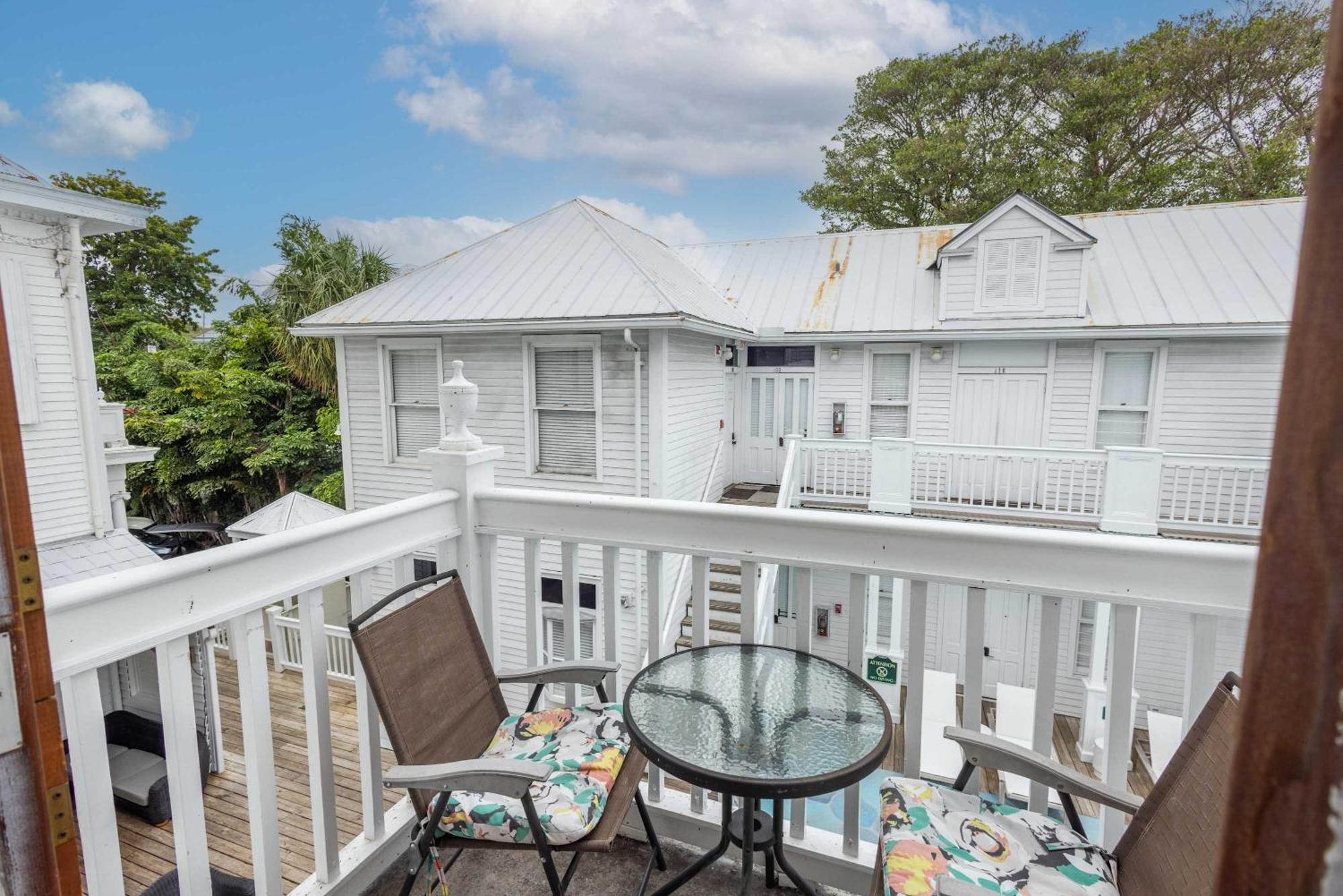 Classic King With Balcony At Curry Mansion Inn *
