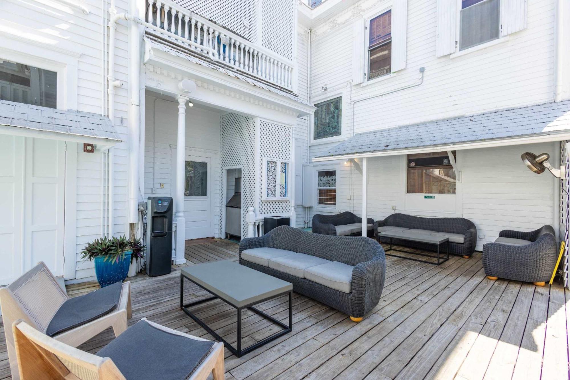 Deluxe King - Curry Mansion With Pool!